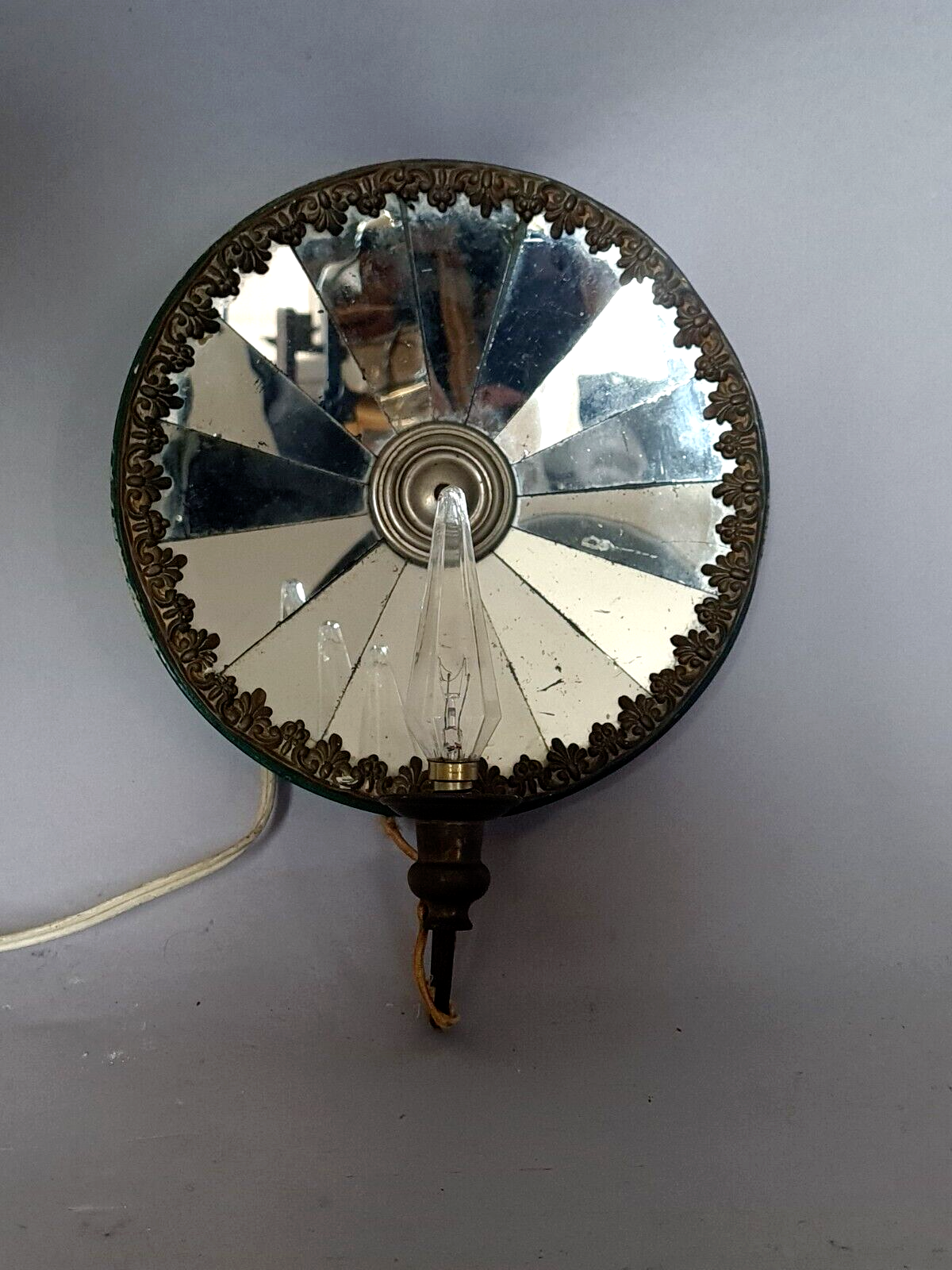 Old wall lamp with reflective mirrors SB185