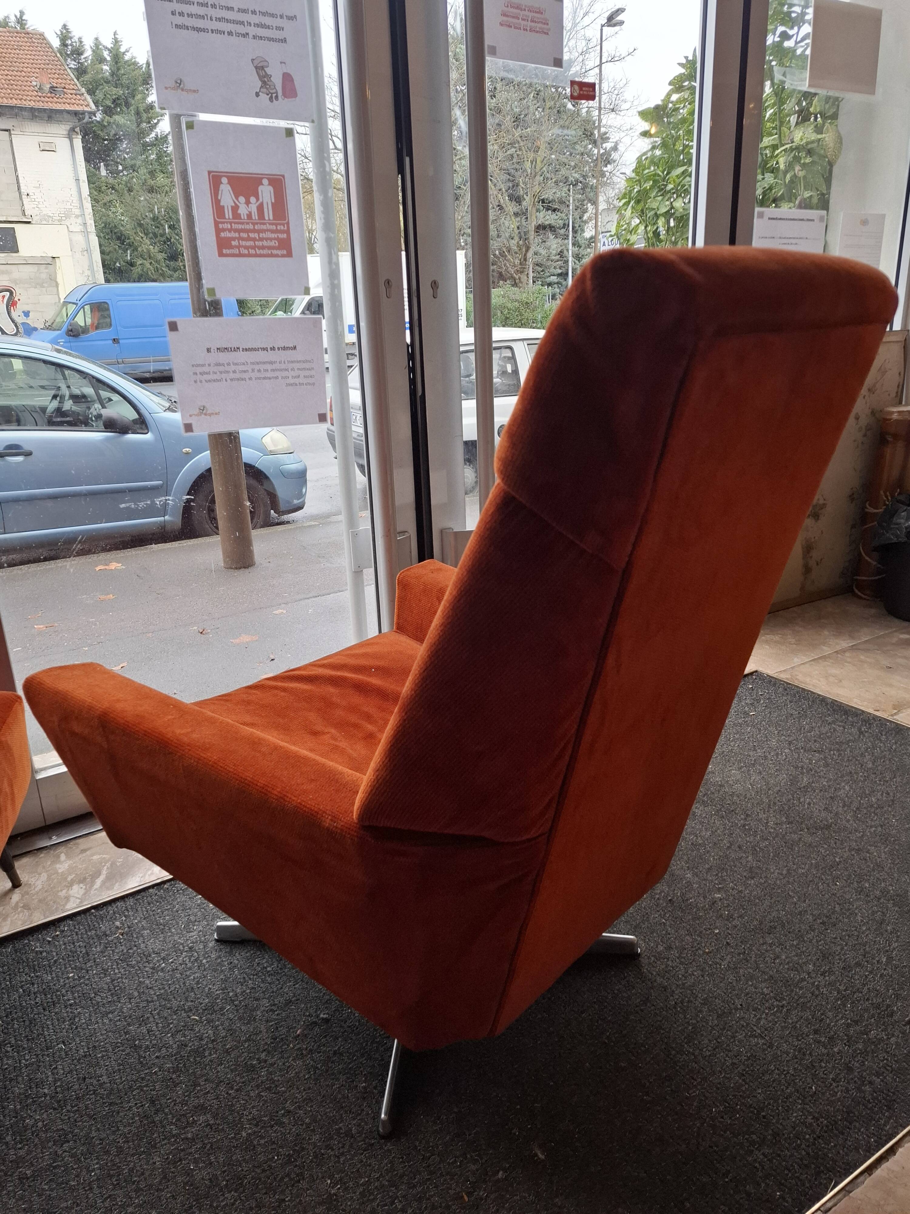 Lot of 2 armchairs and 1 ottoman.
