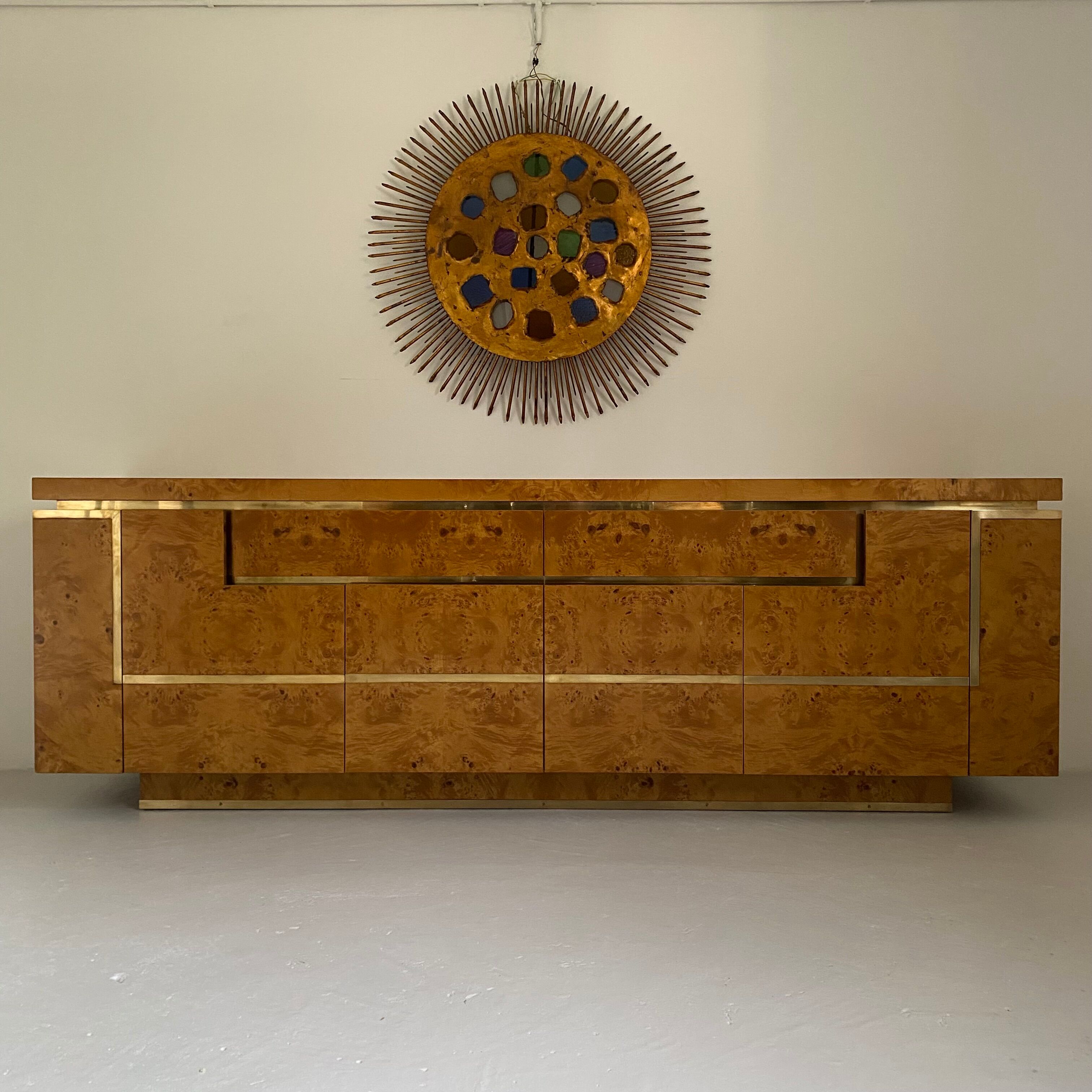 Sideboard in elm magnifying glass and brass. 1970