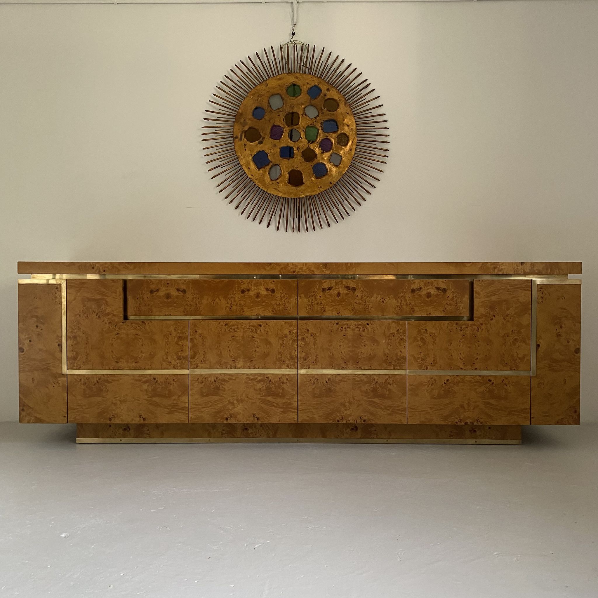 Sideboard in elm magnifying glass and brass. 1970