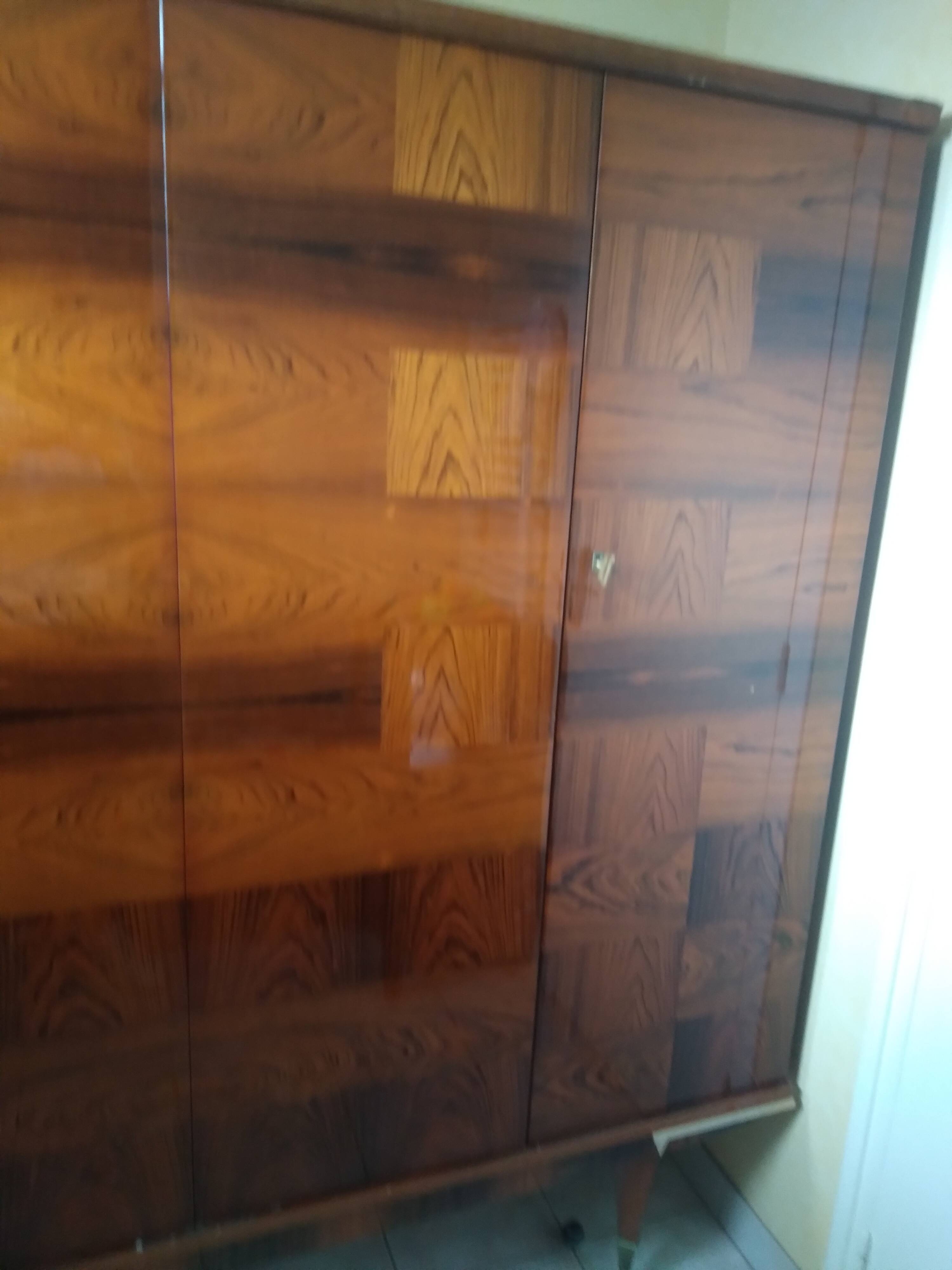 Armoire en bois palissandre laquée marqueterie