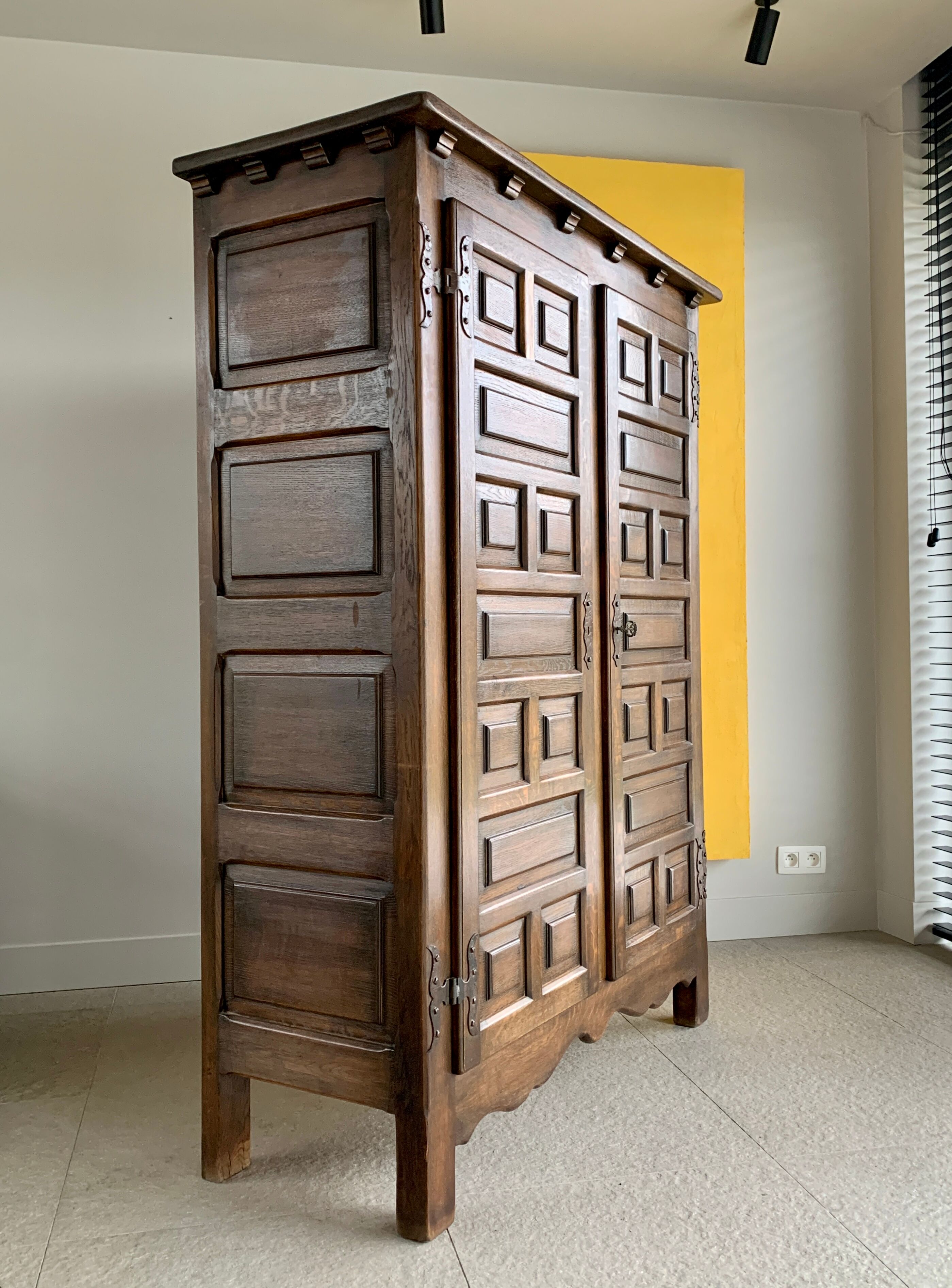 Spanish brutalist cabinet in solid oak, 1940s