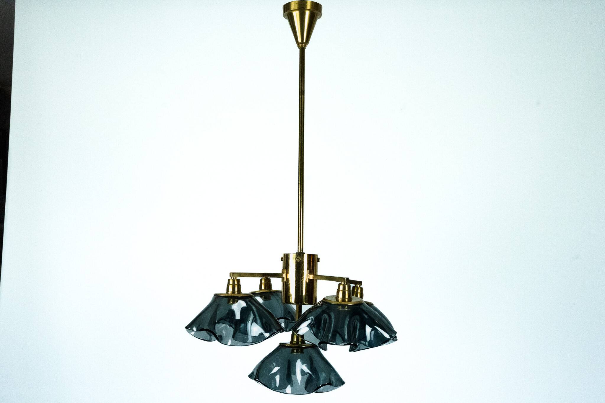 Lustre italien à cinq bras en verre fumé Vistosi et laiton, années 1970