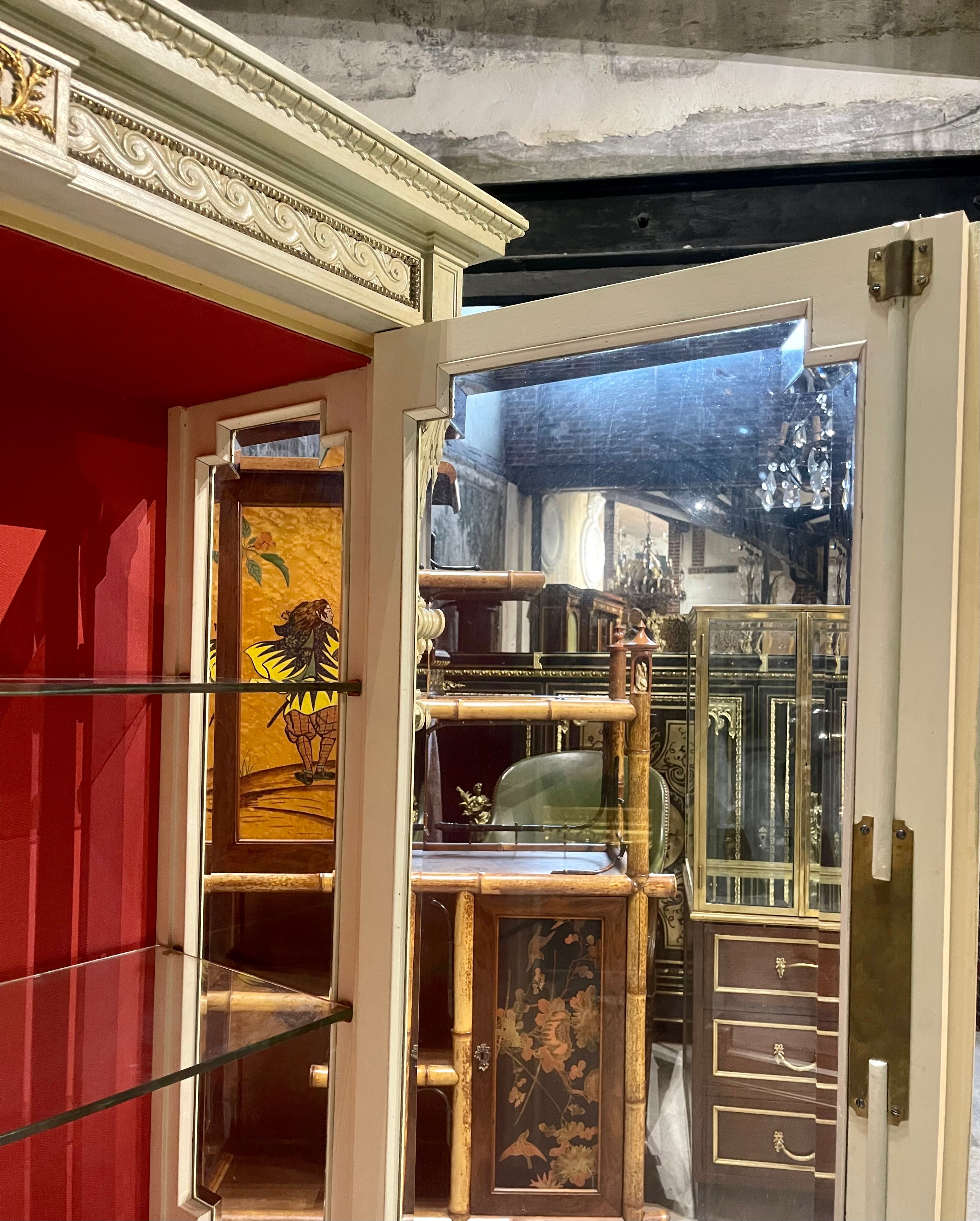 Vitrine de style louis xvi en bois rechampie et bronzes dorés d’époque napoléon iii