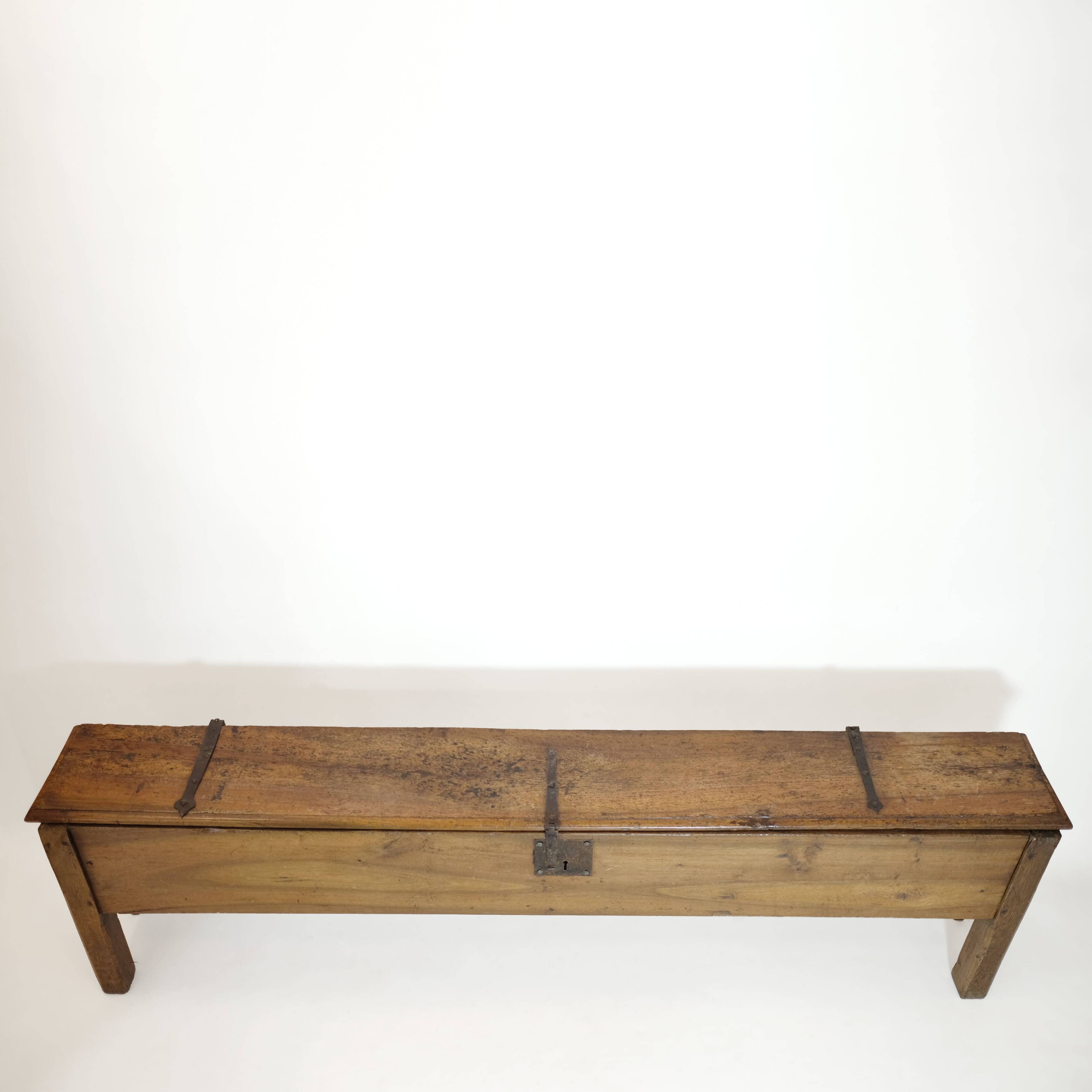 Long walnut grain chest forming a bench, 220cm.
