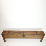 Long coffre à grains en noyer formant banc, 220cm.