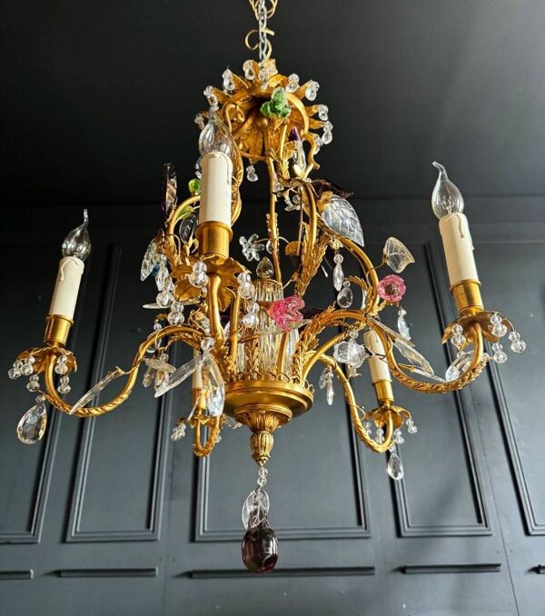 Lustre pagode de la Maison Baguès en bronze doré à décor de fleurs et de fruits en verre - XXe