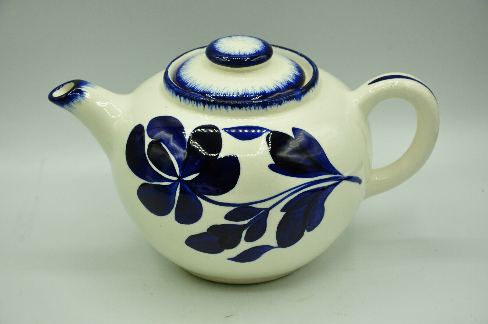 A teapot and sugar set by saline Thebes deco vinatage séventies collect.