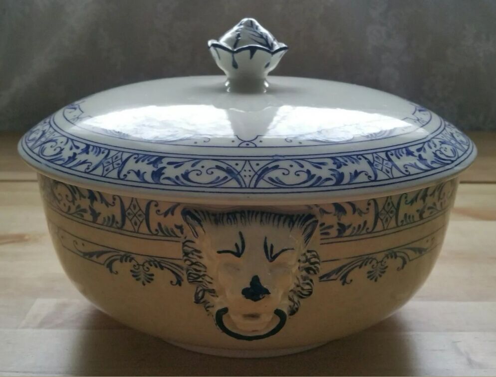 Lions head soup Colbert Creil and Montereau