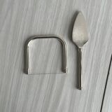 Set of 2 metal dessert cutlery.