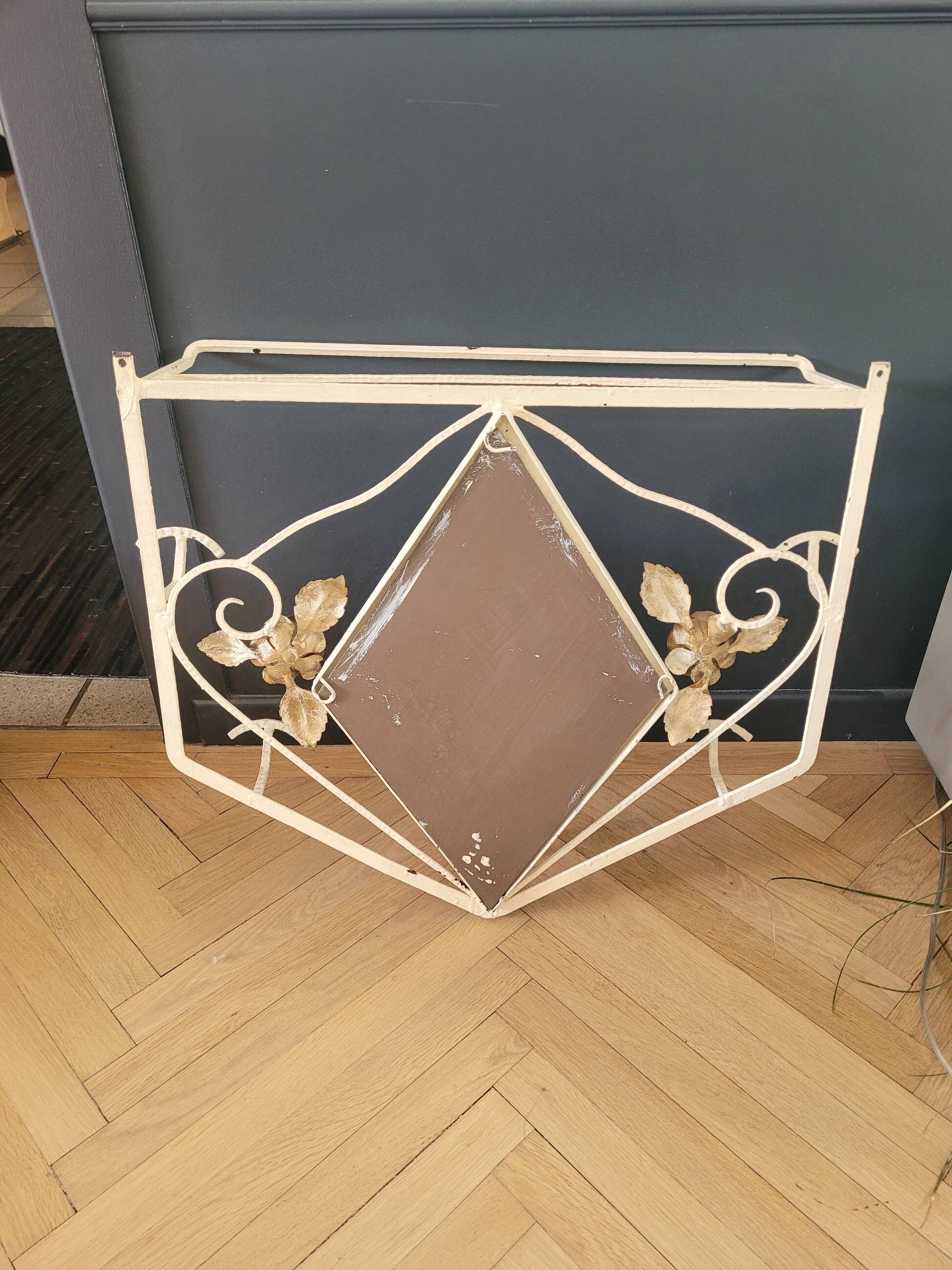Entrance hall - Wall-mounted coat rack with mirror