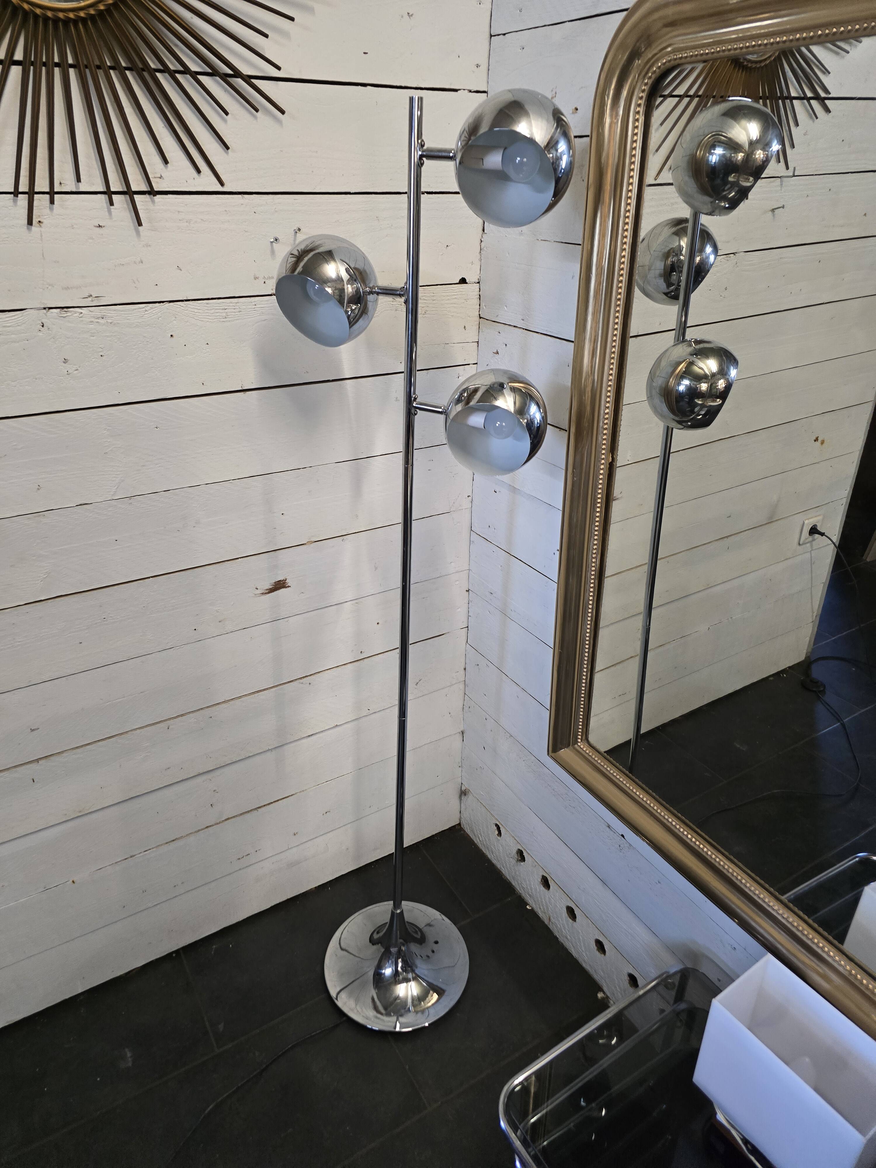 Vintage eyeball floor lamp with tulip base in chromed metal