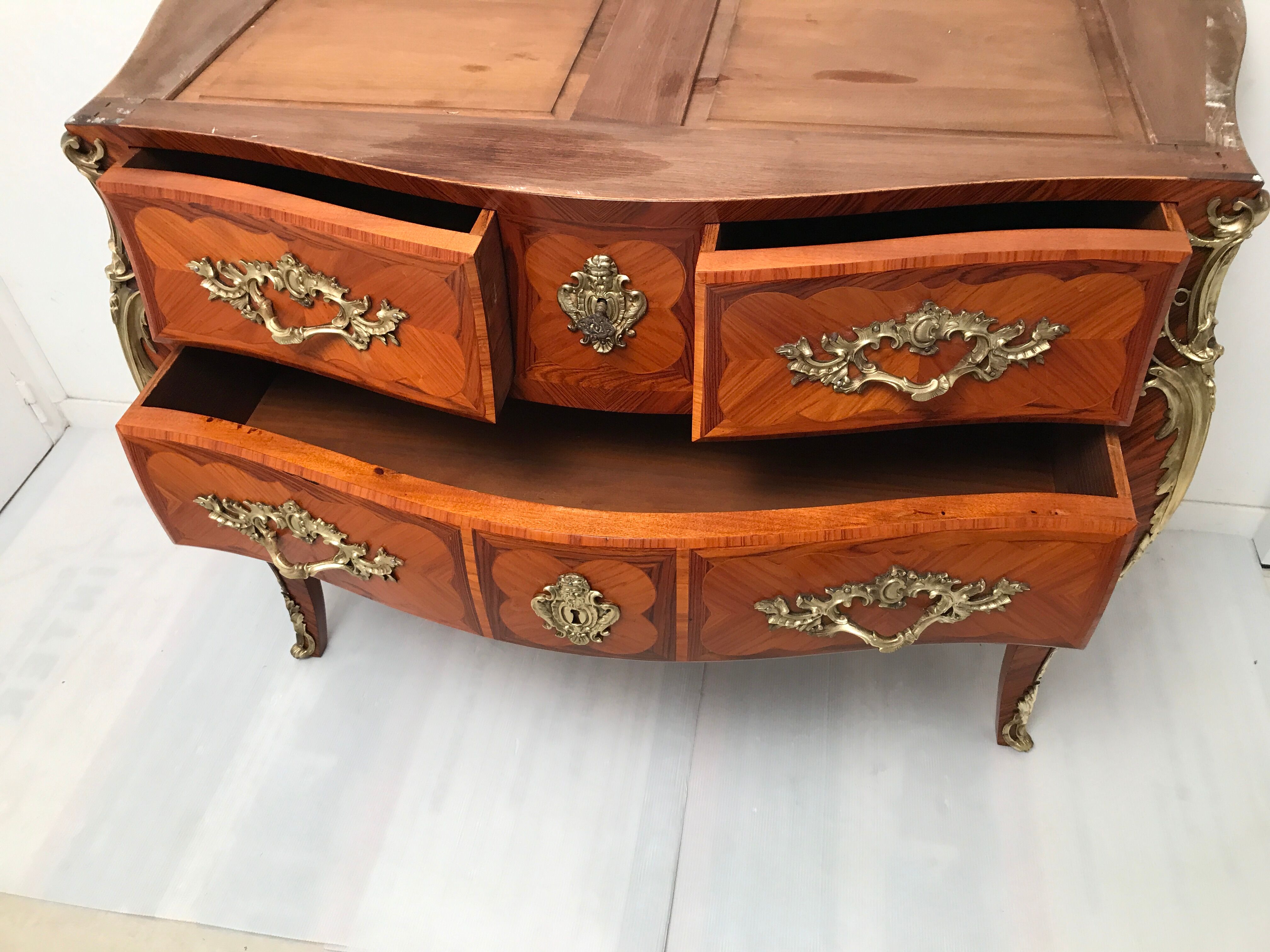 Commode de style Louis XV en placage d'acajou et bois de rose XX siècle