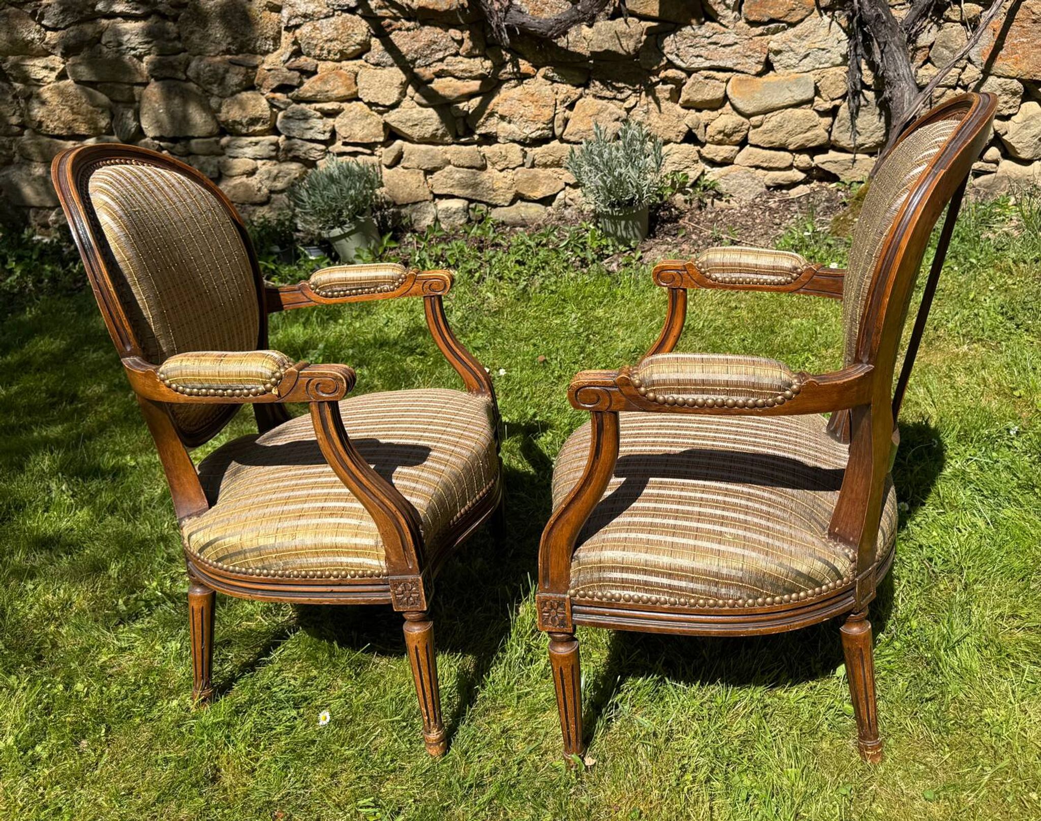 Paire de fauteuils cabriolet Louis XVI – dossier médaillon