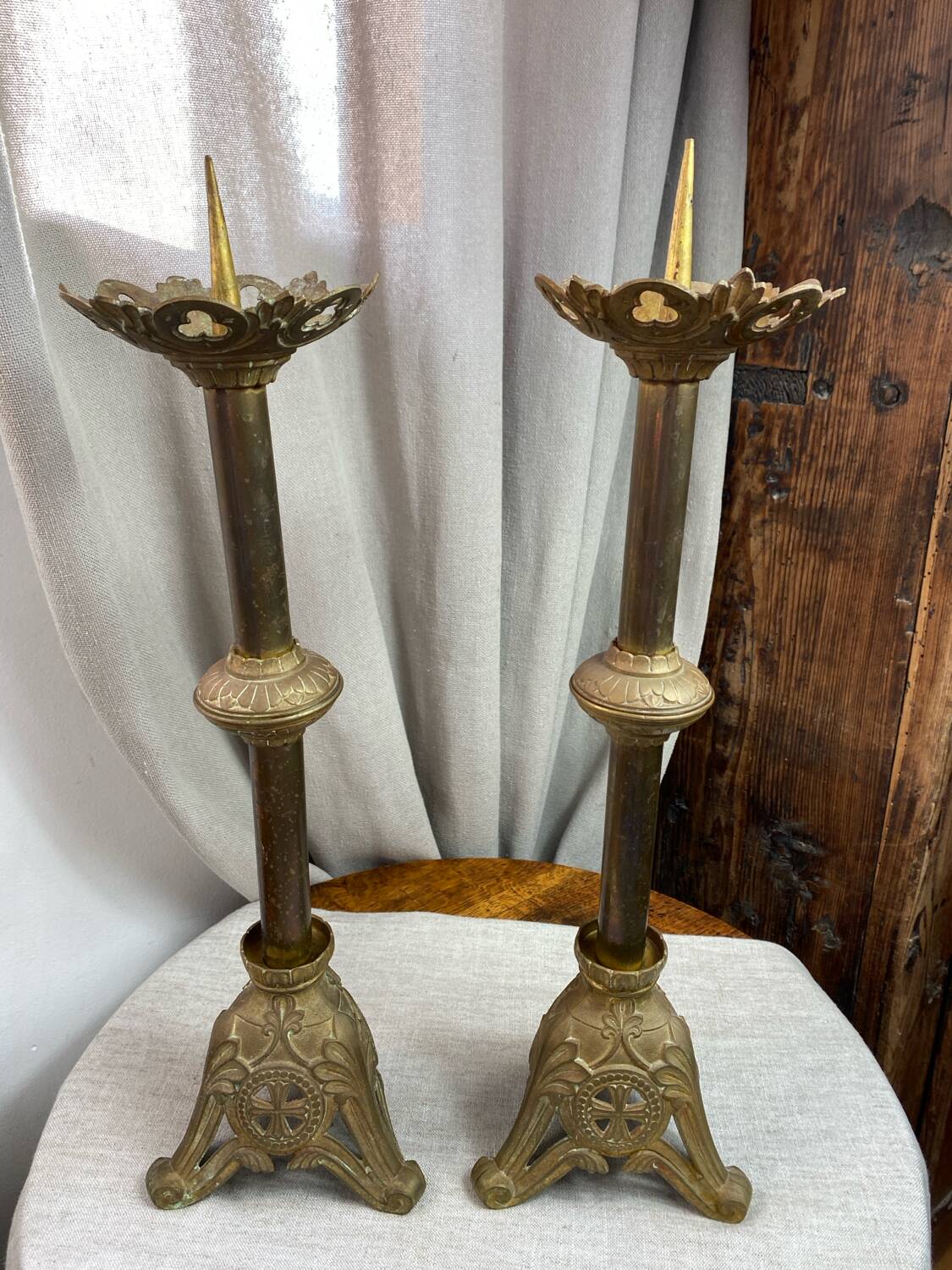 Paire de piques-cierges d’église en bronze et laiton