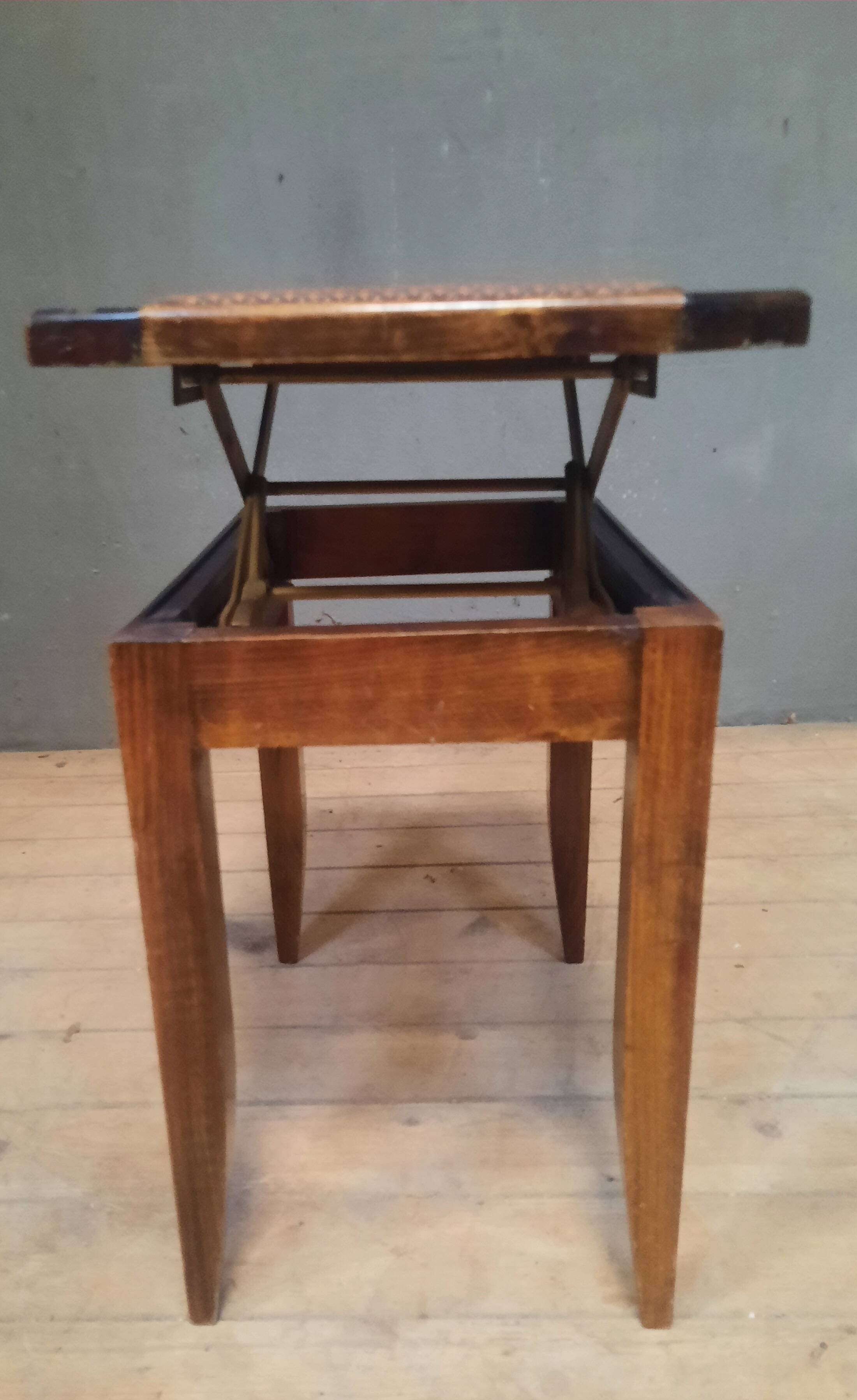 Adjustable height piano stool