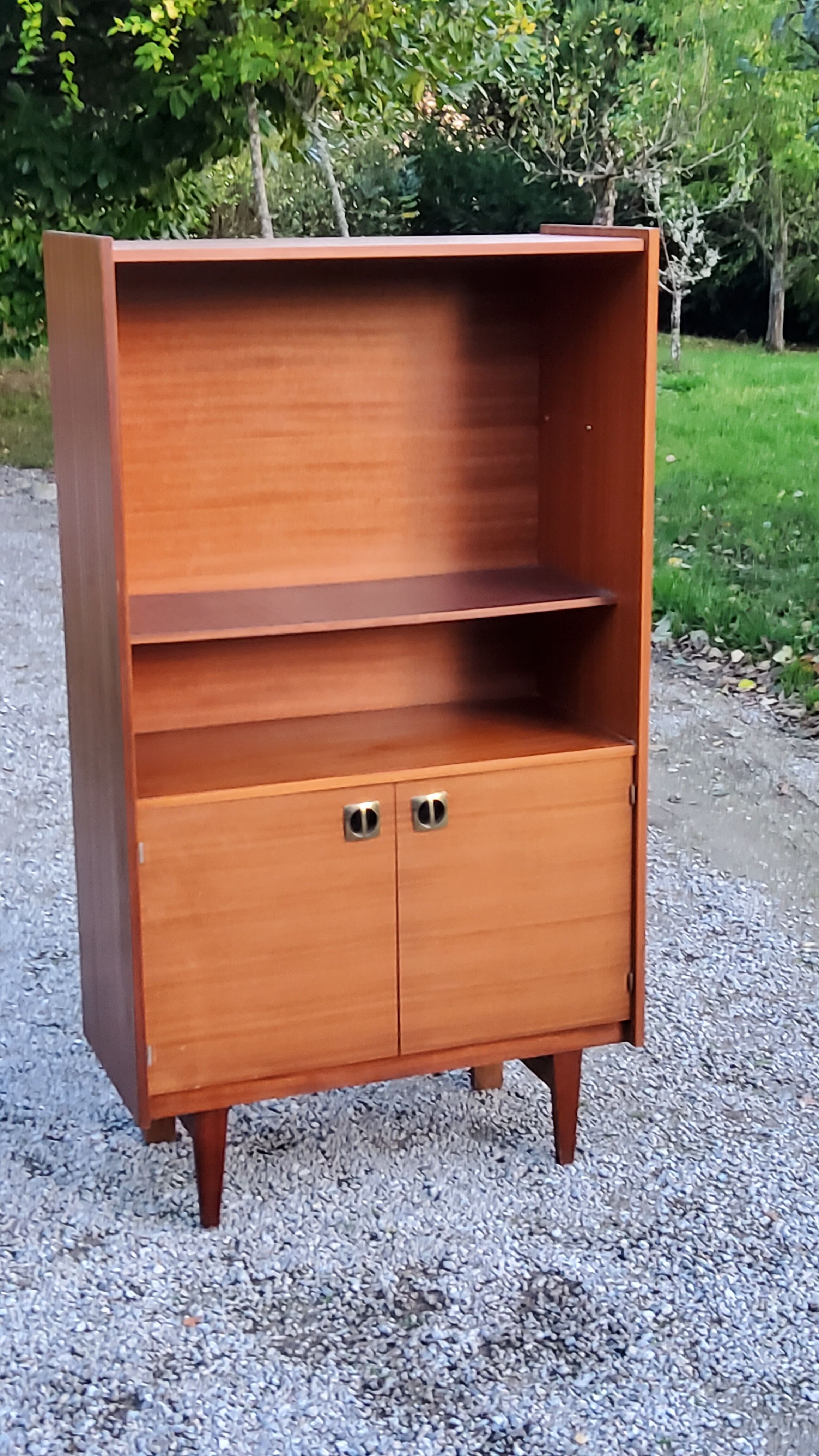 Bibliothèque des années 60/70  en acajou doré pieds fuseaux