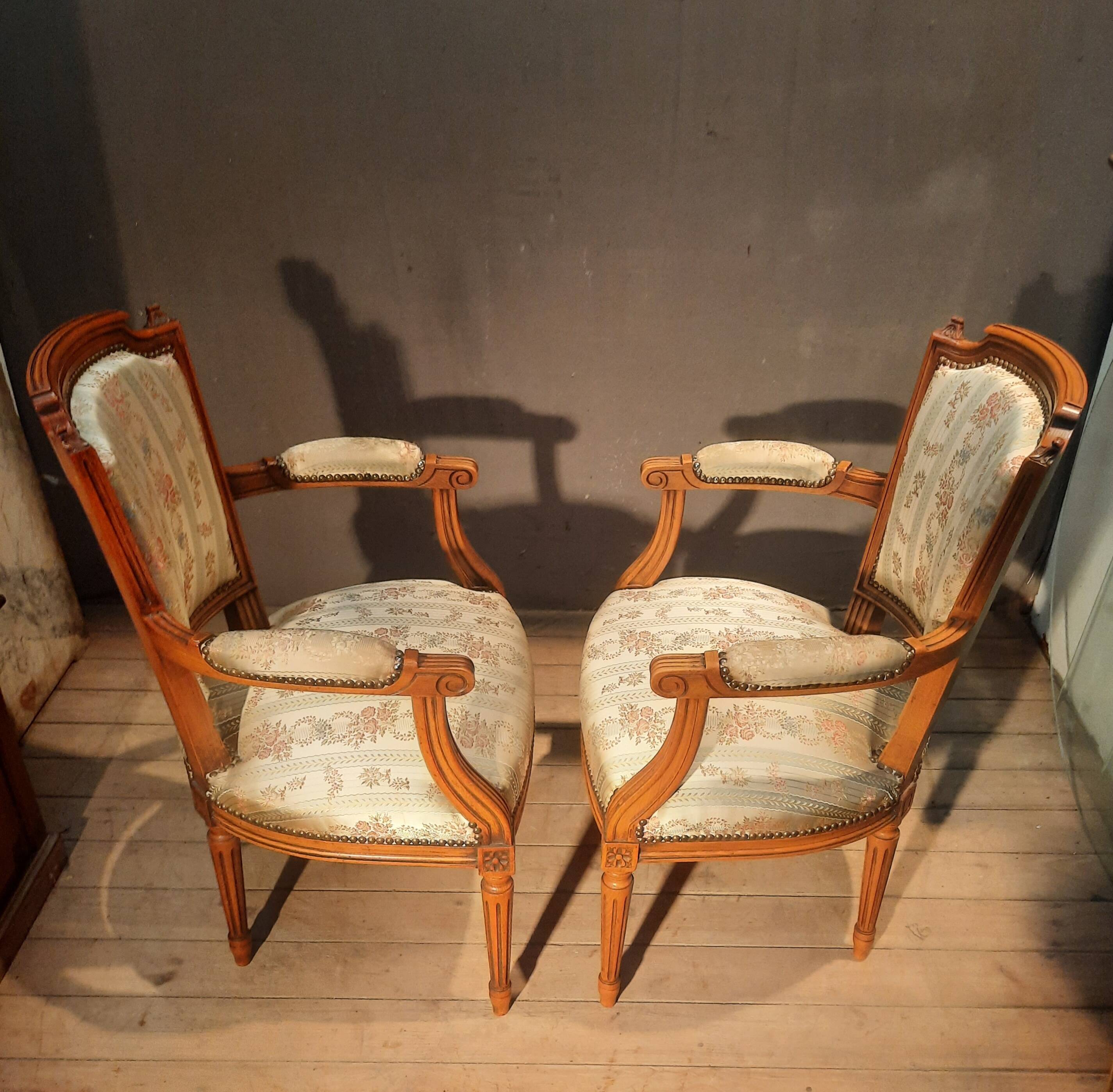 Paire de fauteuil tapissés style Louis XVI