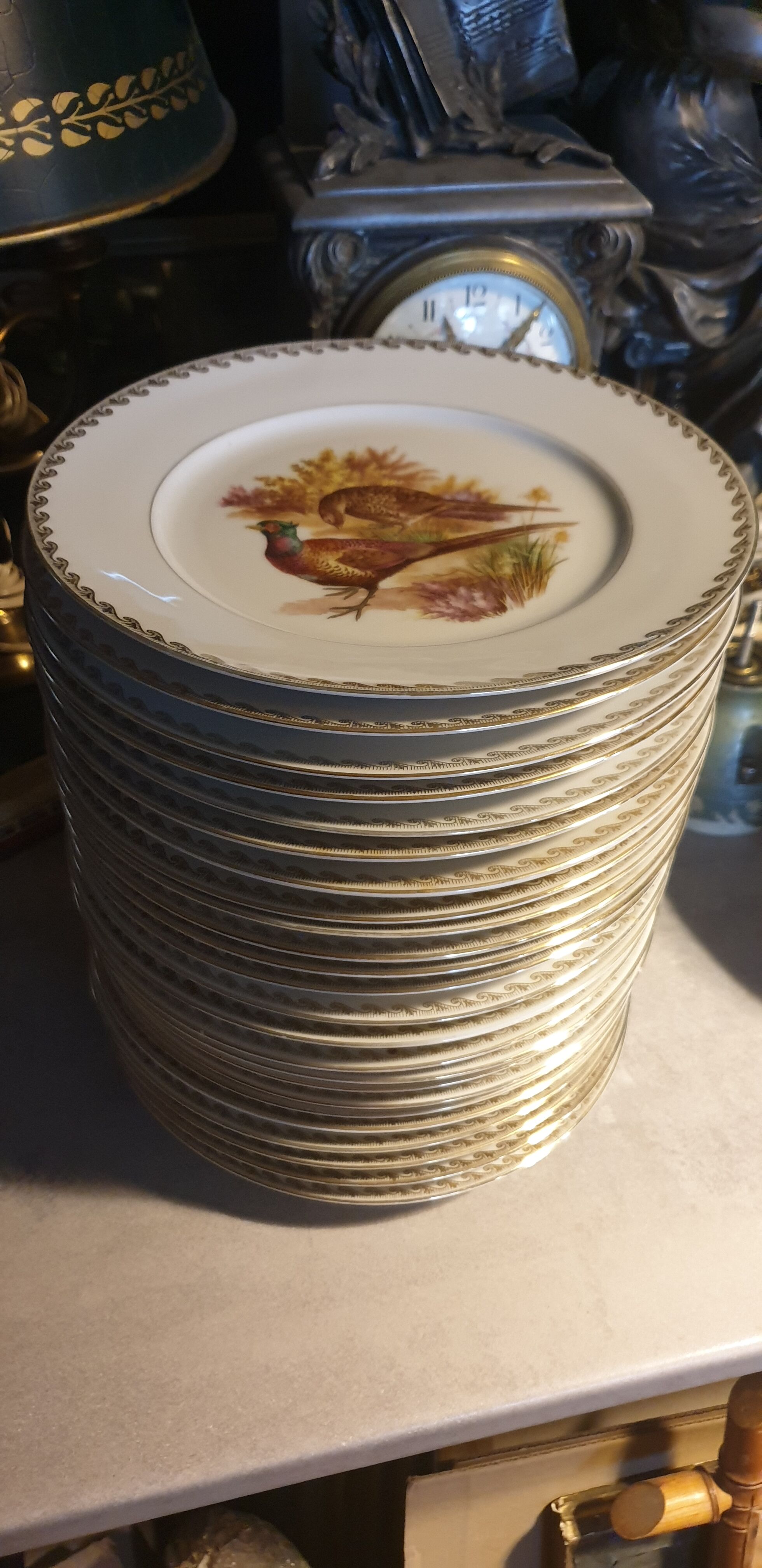 Lot de 24 assiettes plates scènes de gibiers