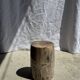 Petite table d'appoint en bois pétrifié beige gris H28 D18 - 3325