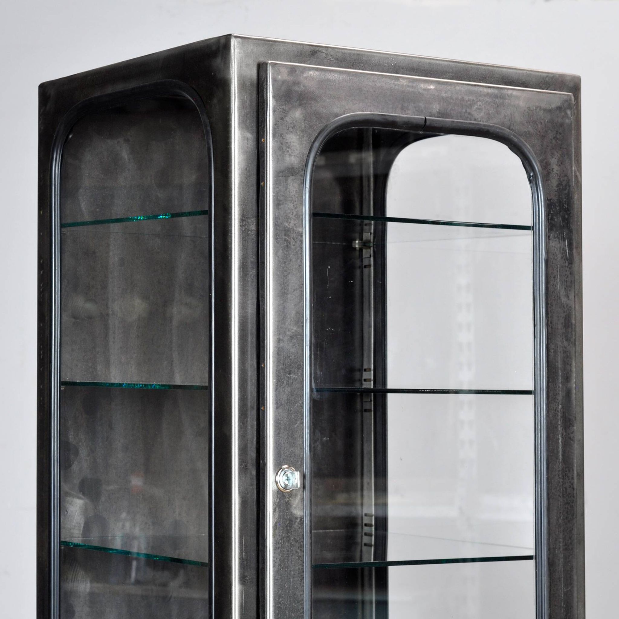 Cabinet médical vintage, années 1970