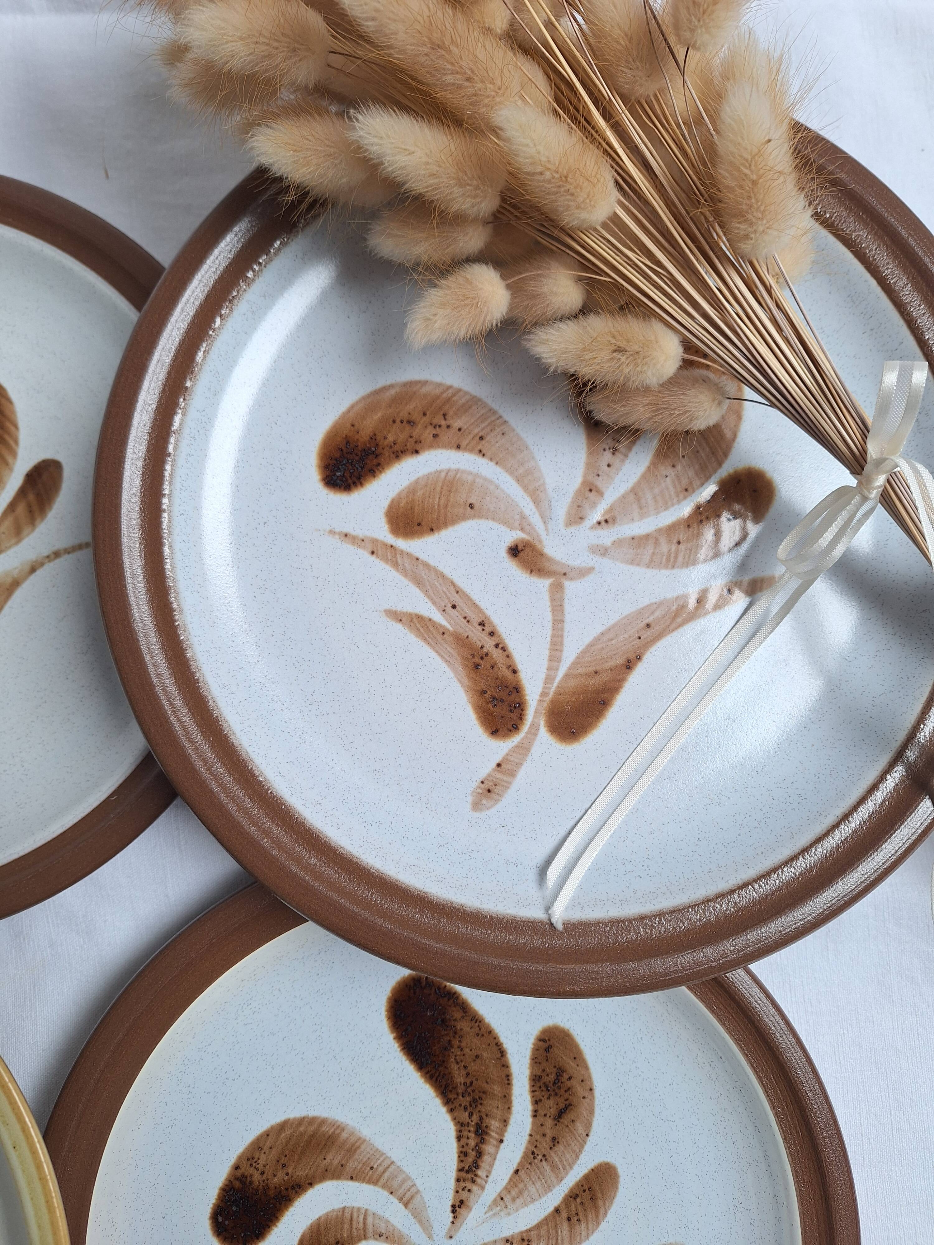 Assiettes plates vintage en grès, décor de fleurs peintes à la main