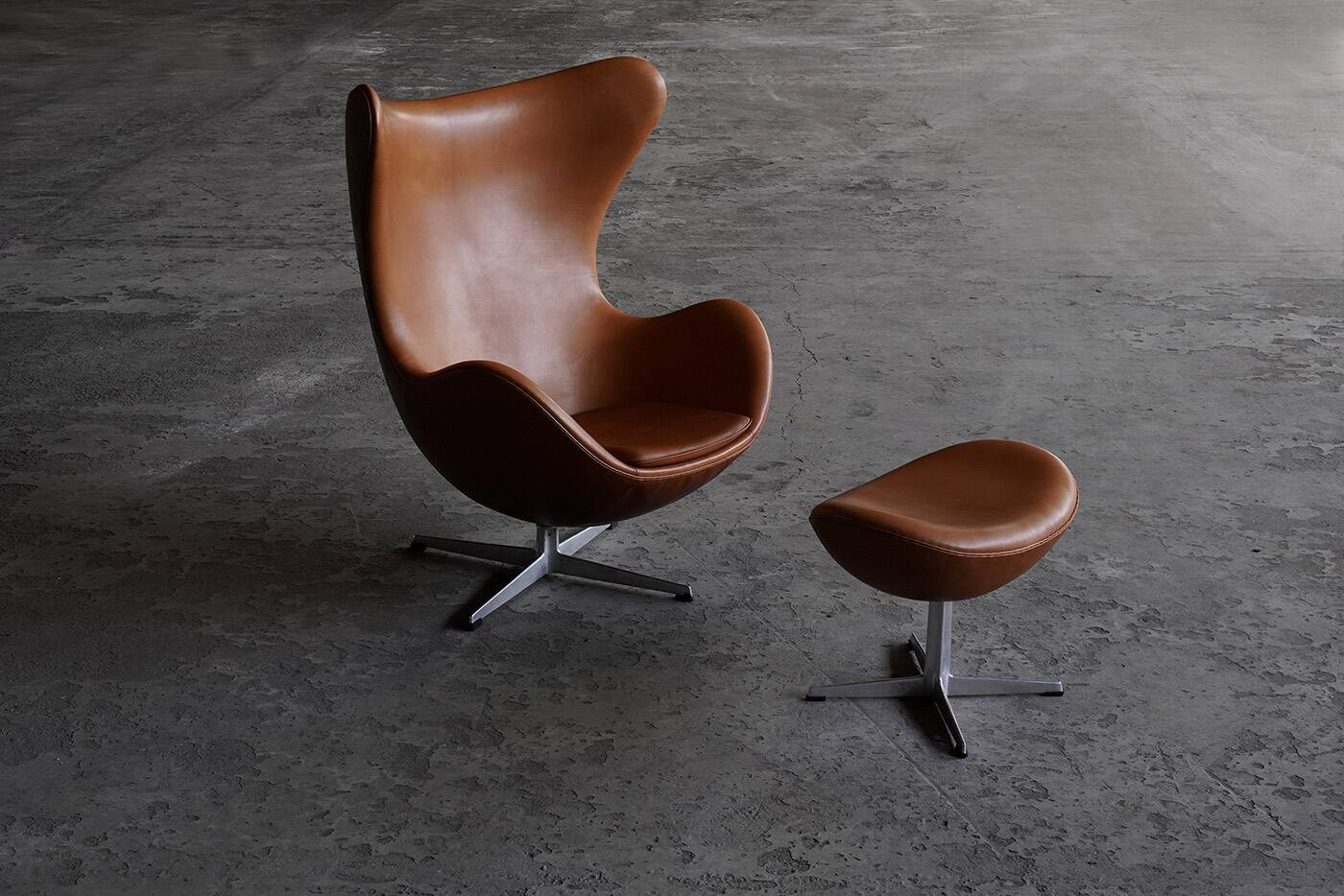 Early Egg chair with footstool by Arne Jacobsen for Fritz Hansen, Denmark 1960s