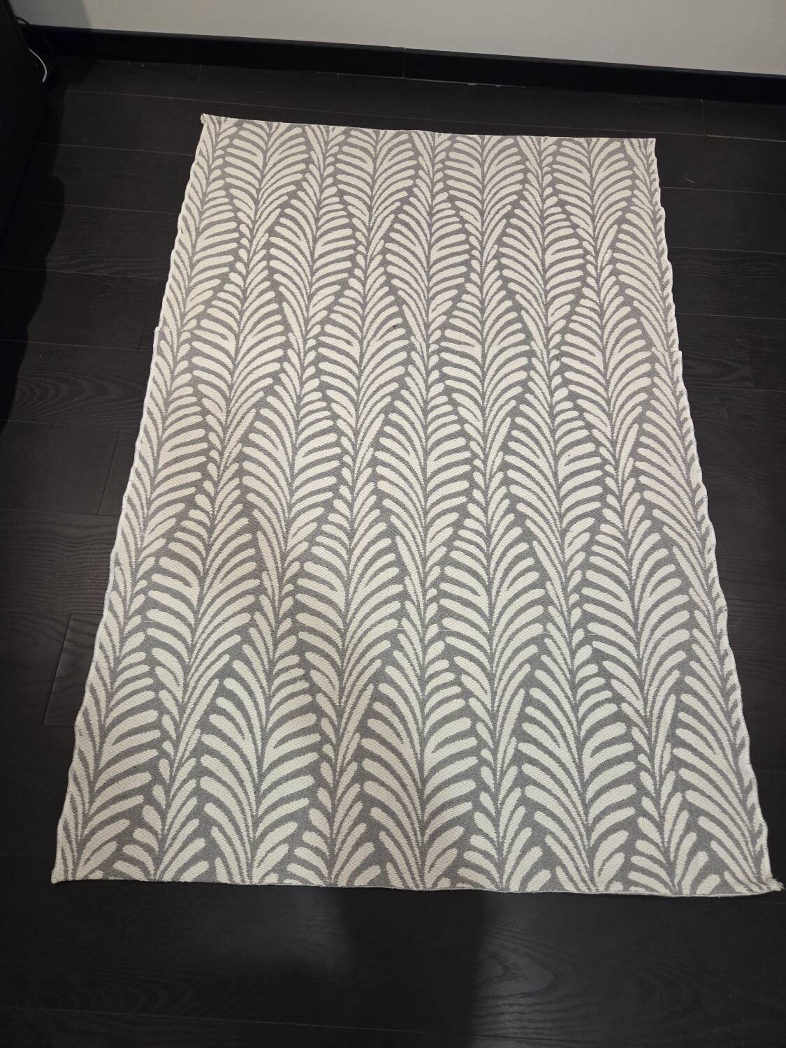 Vintage rug with plant pattern - Contemporary style