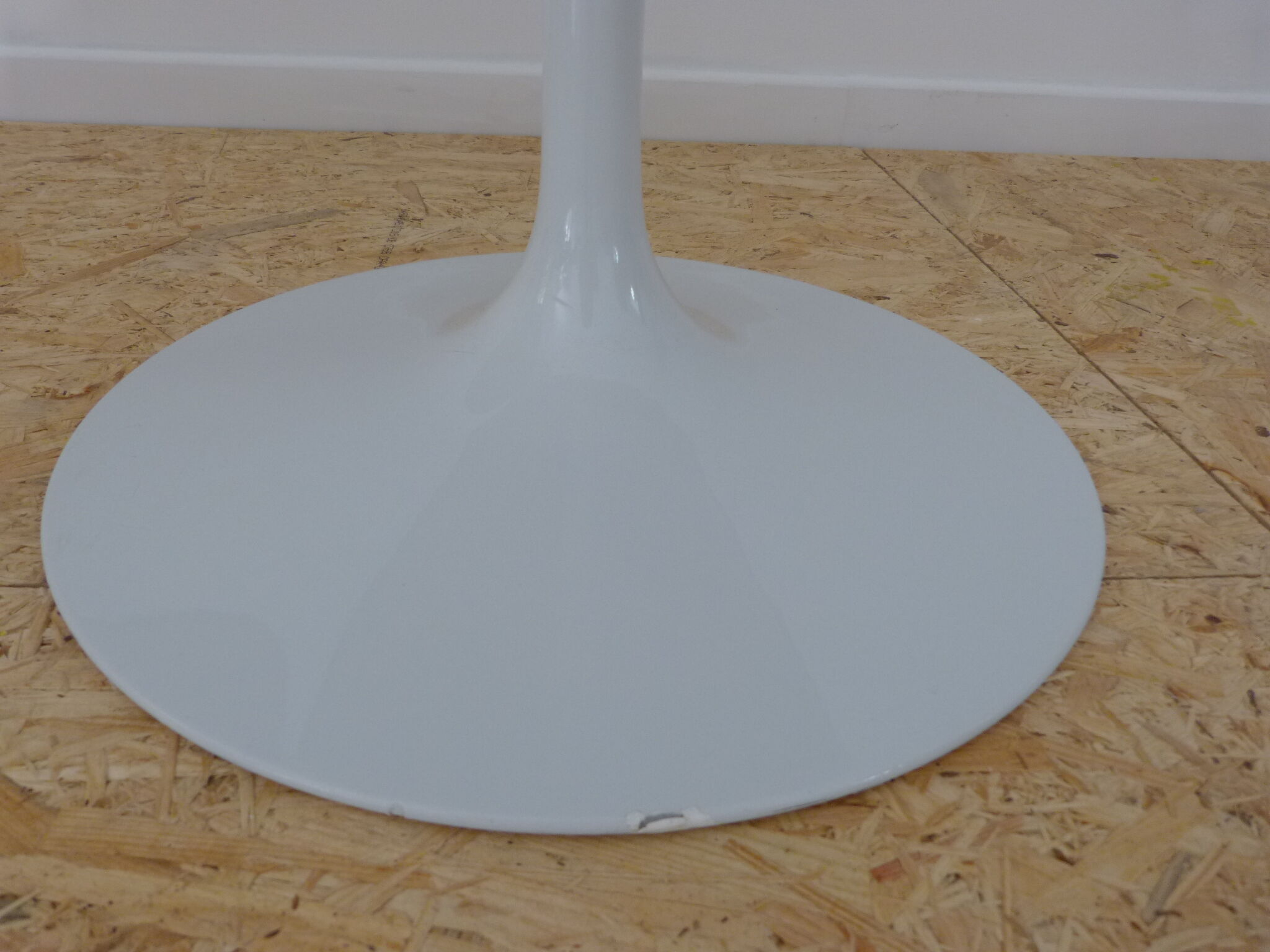 2 Tulip chairs by Eero Saarinen for Knoll International