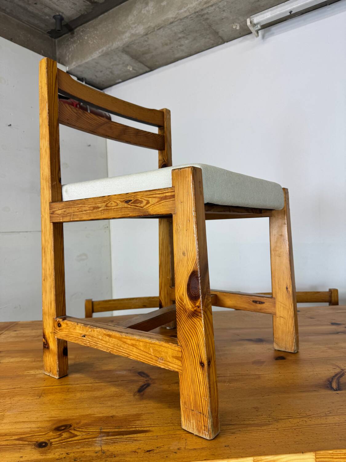 Ensemble de salle à manger moderniste du milieu du siècle en pin, style Chapo, Perriand, Jeanneret, années 50