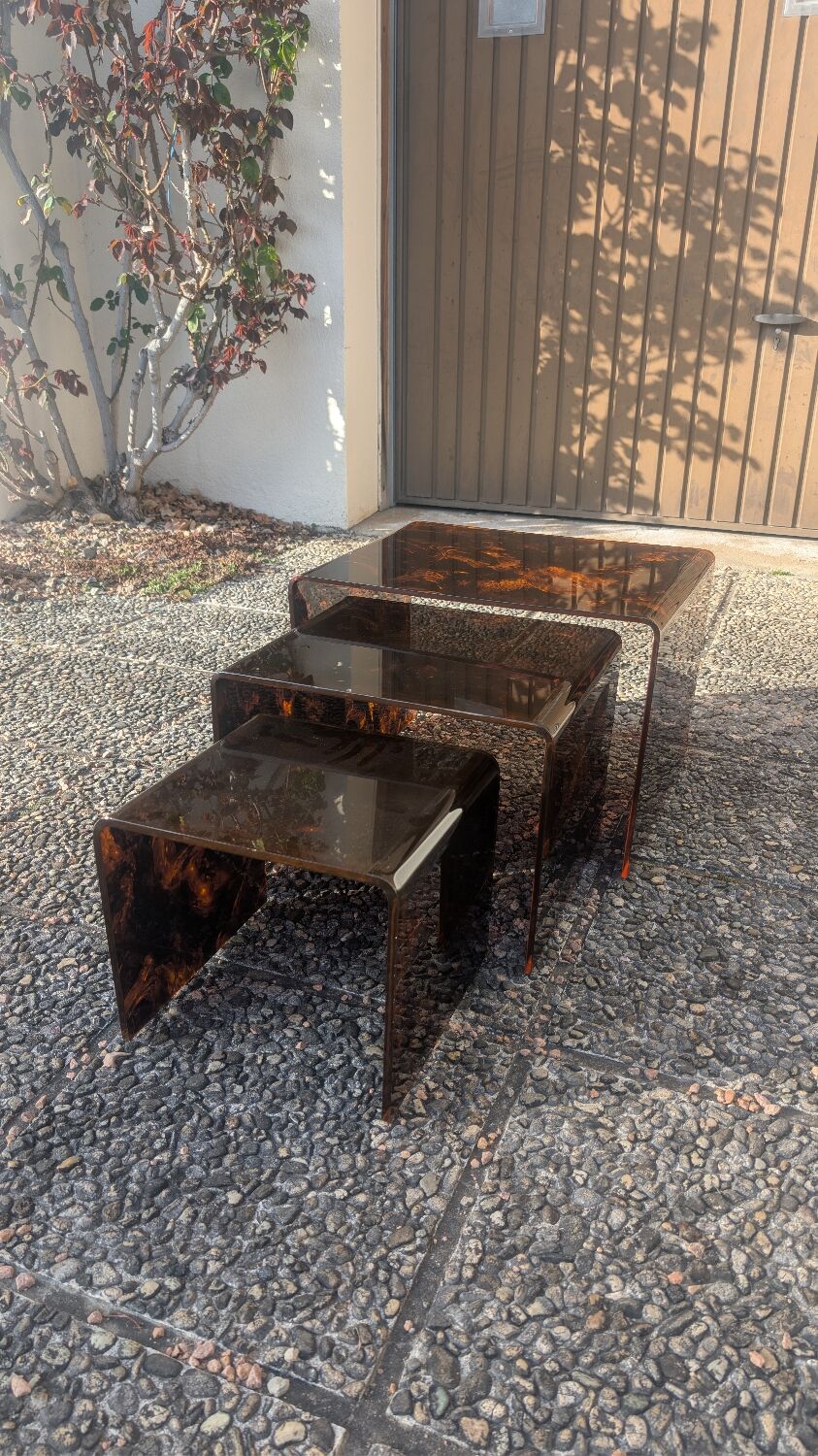 Nesting tables in plexiglass with tortoiseshell pattern from the 1970s.