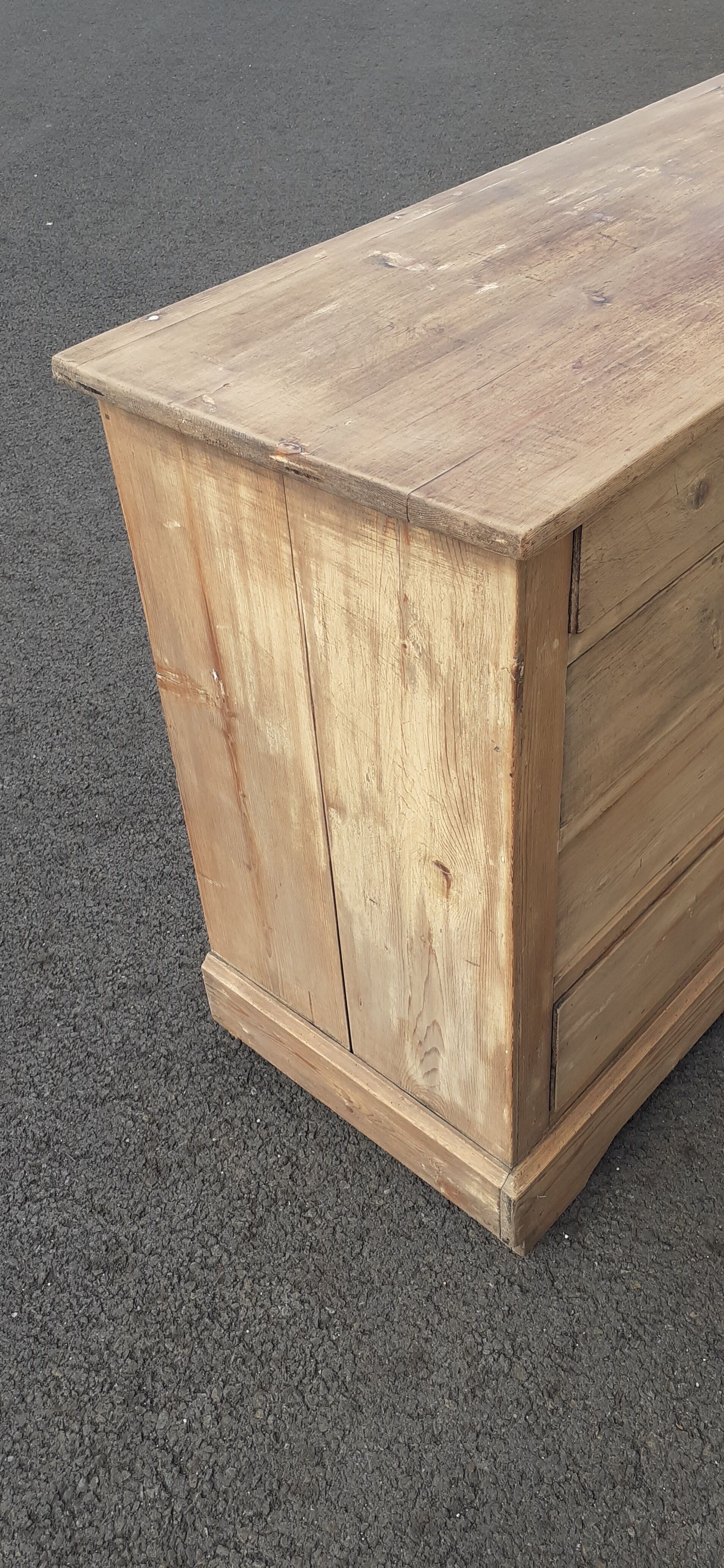 Ancient chest of drawers