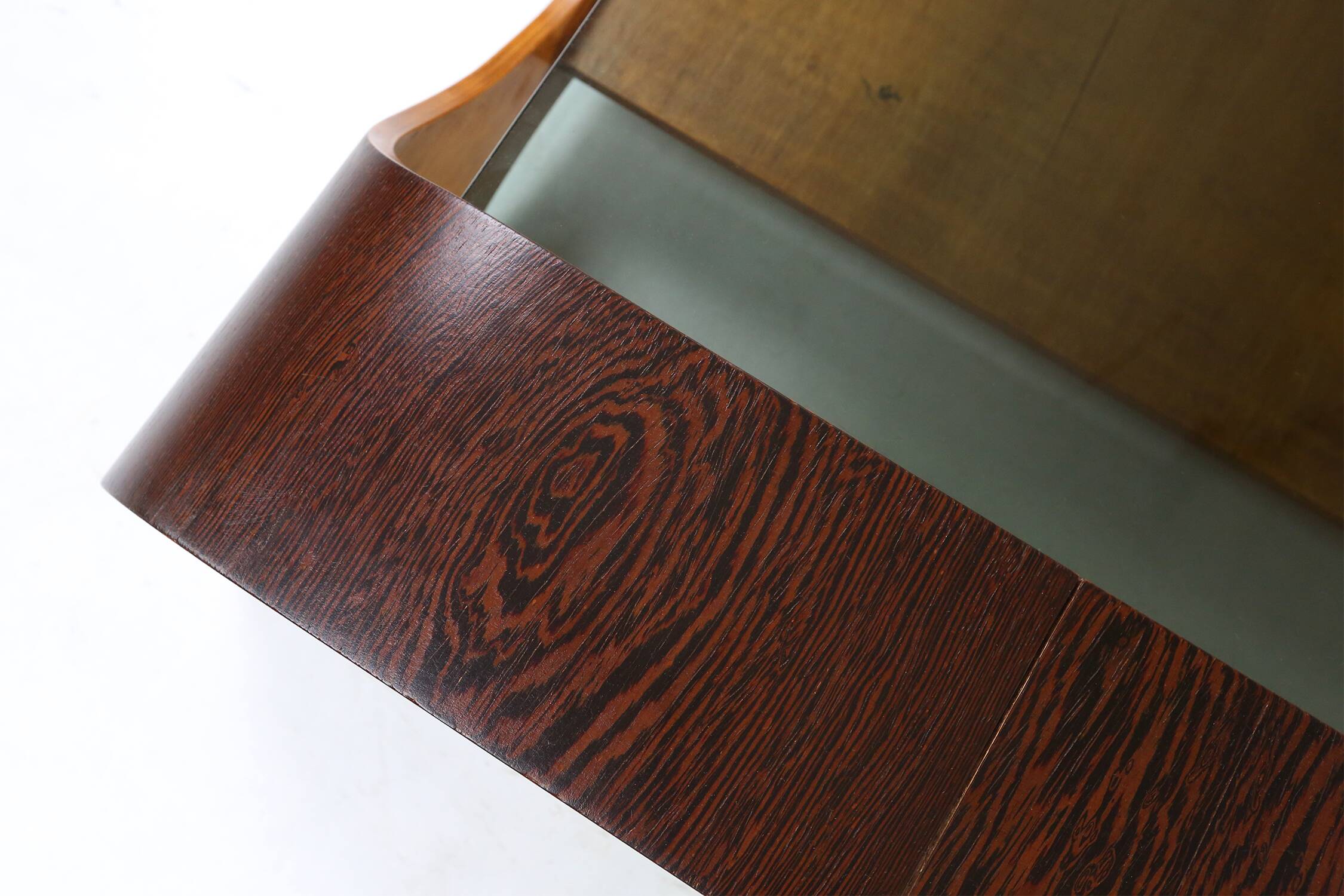 Table basse française du milieu du siècle en contreplaqué wengé courbé avec plateau en verre, années 1960