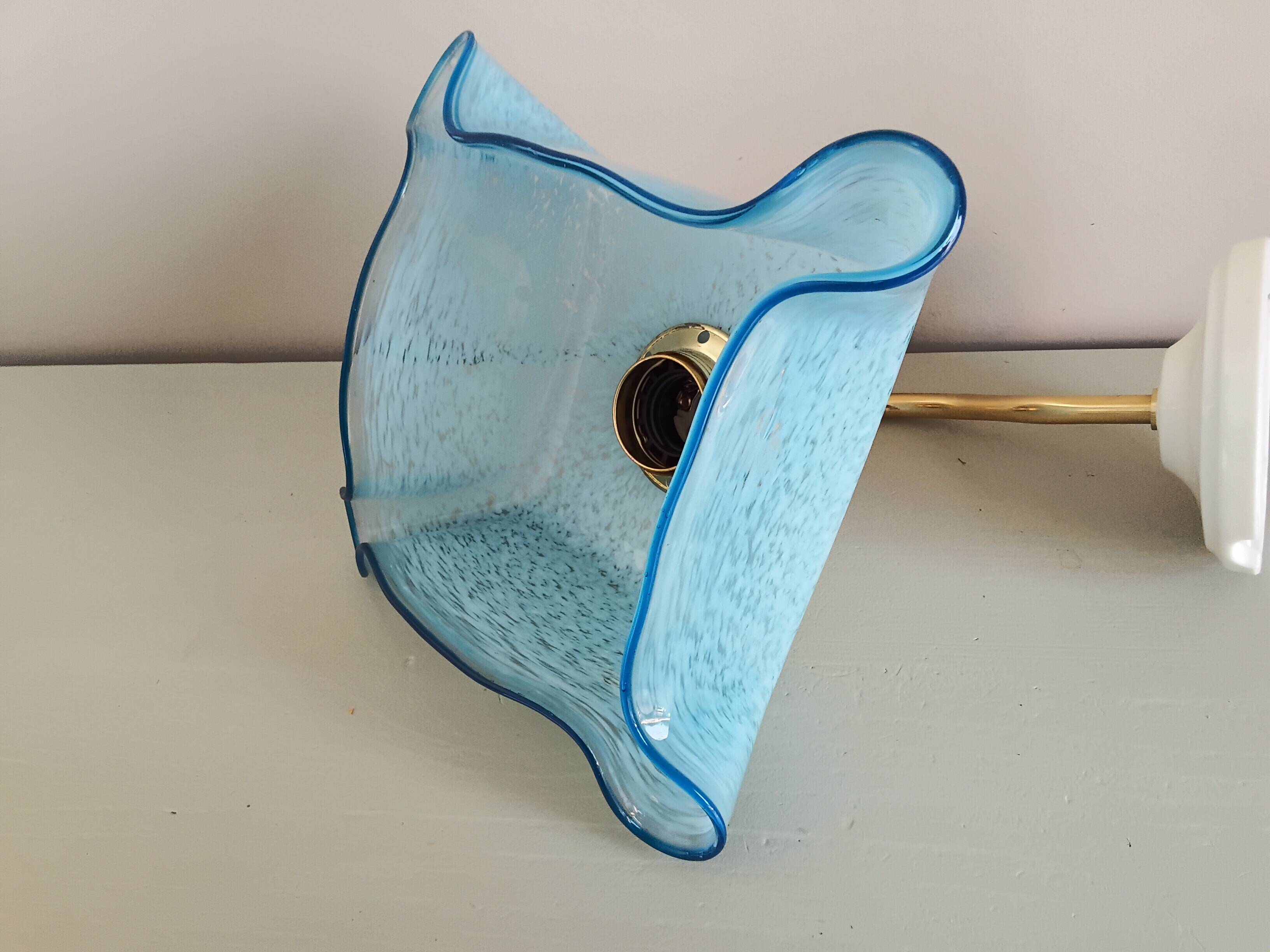 Applique murale Vintage opaline drapée verre de Clichy bleue mouchetée.