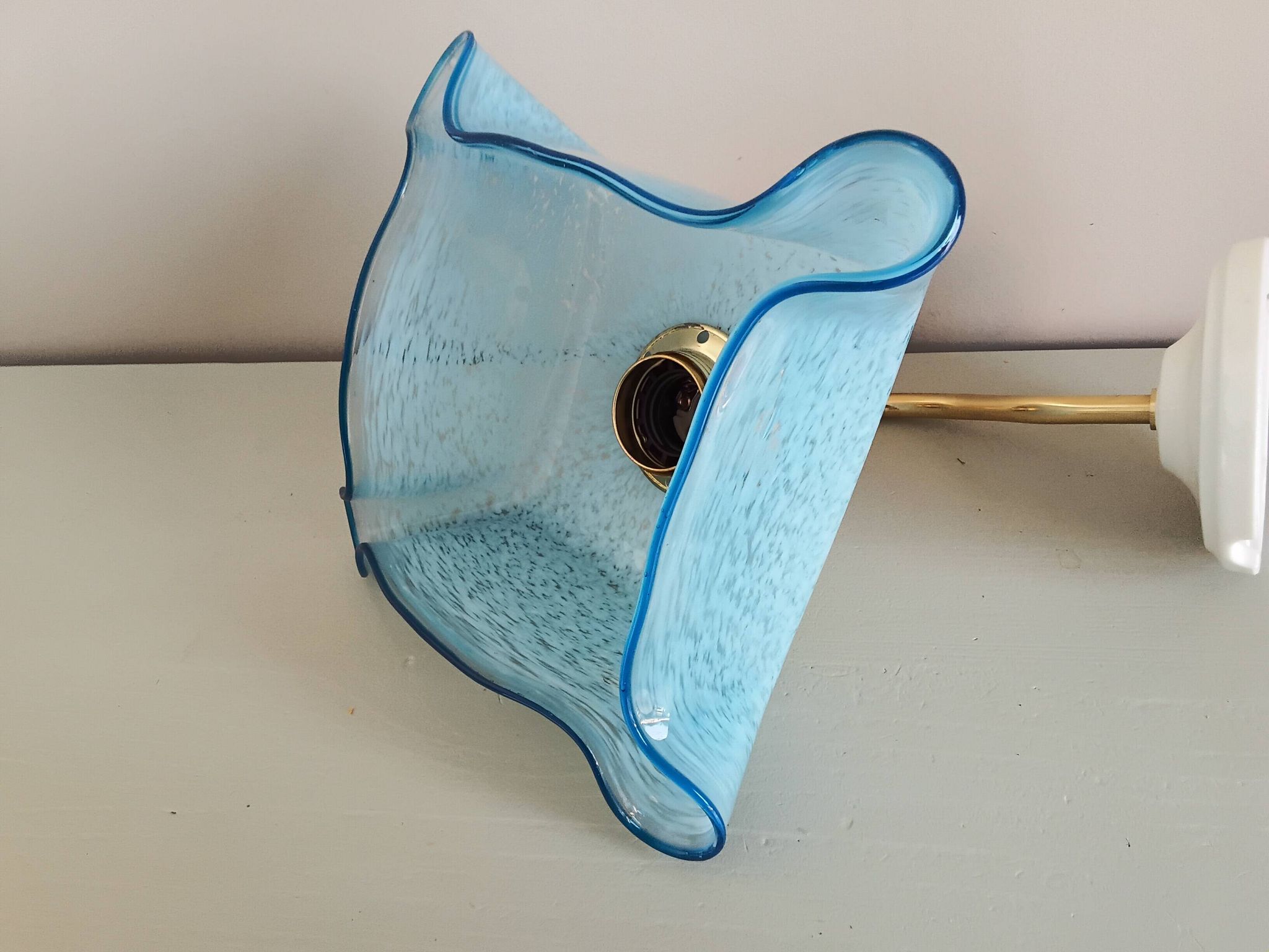 Applique murale Vintage opaline drapée verre de Clichy bleue mouchetée.