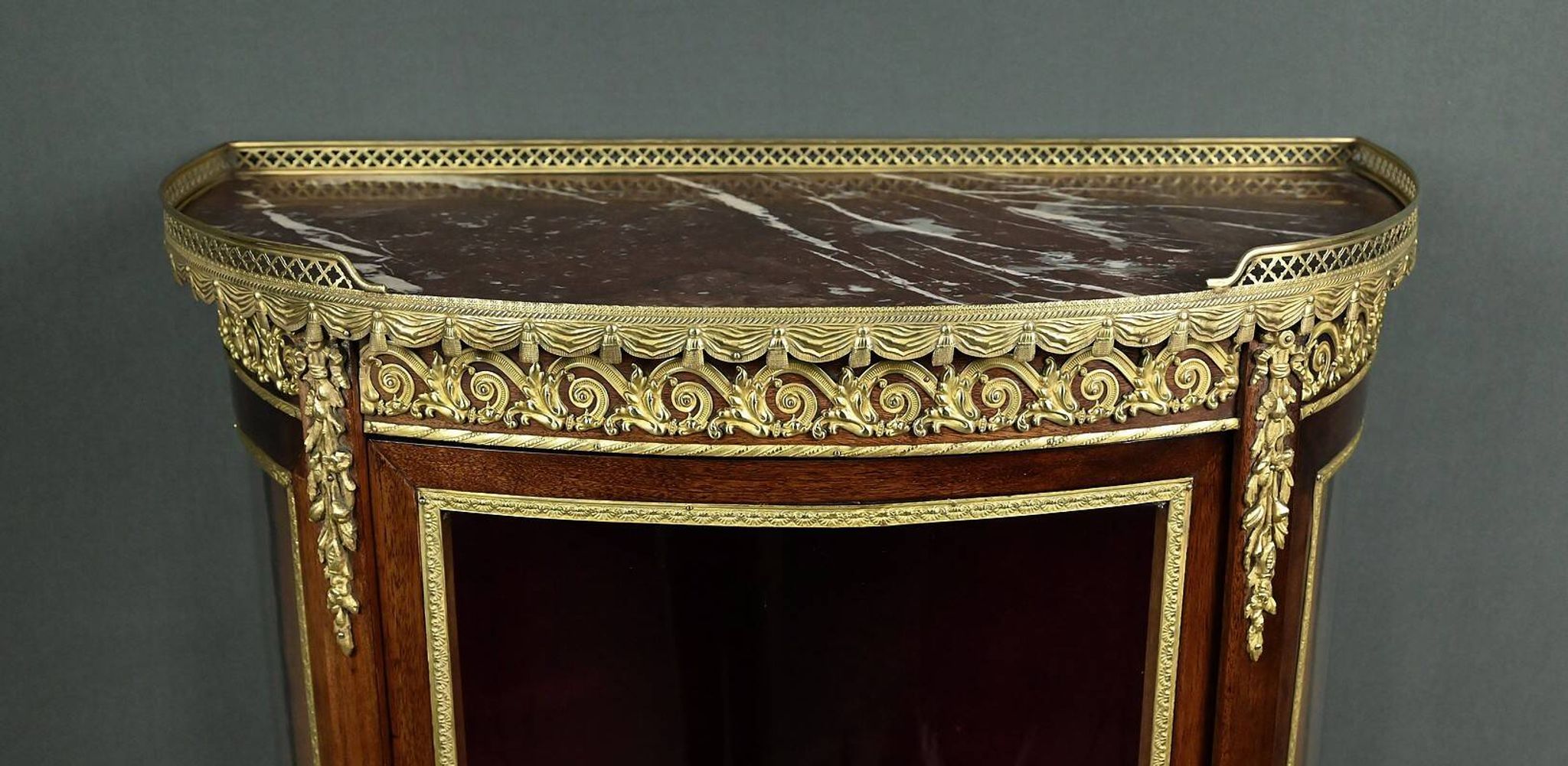 Small mahogany display cabinet, Louis XV to Louis XVI transition style – early 20th century.