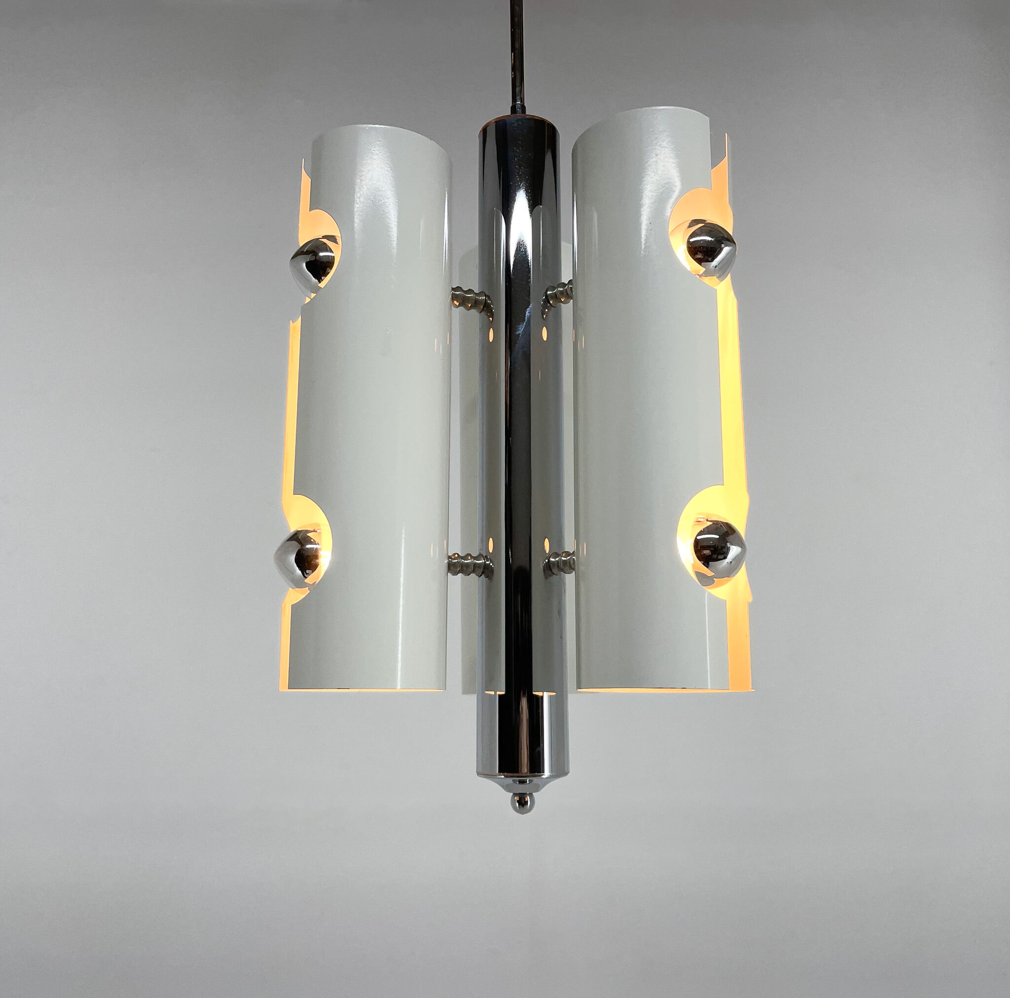Mid-century italian space age pendant light in chrome and white lacquered metal