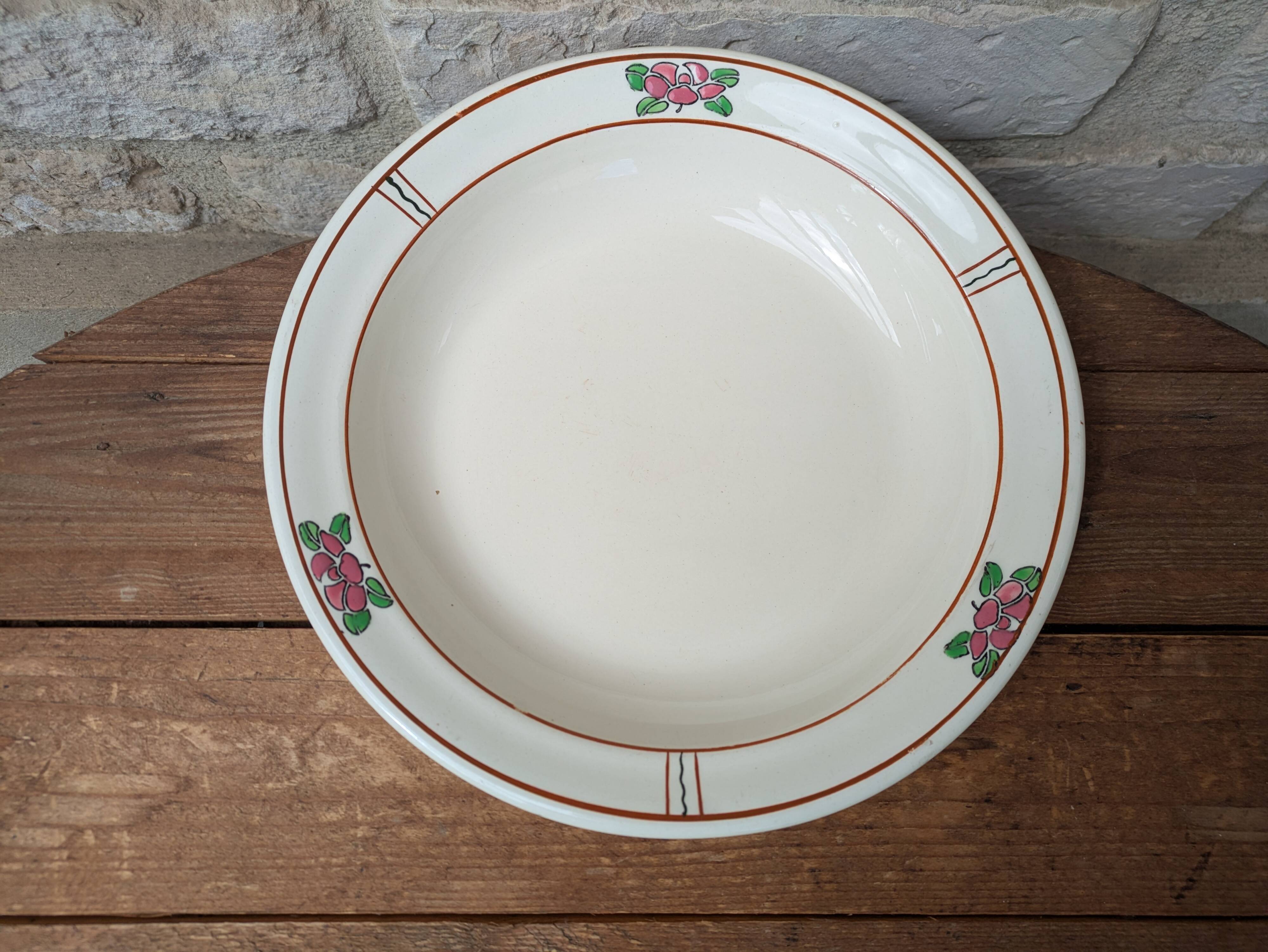 Round hollow serving dish in Salins earthenware model Nénuphar 28.5cm