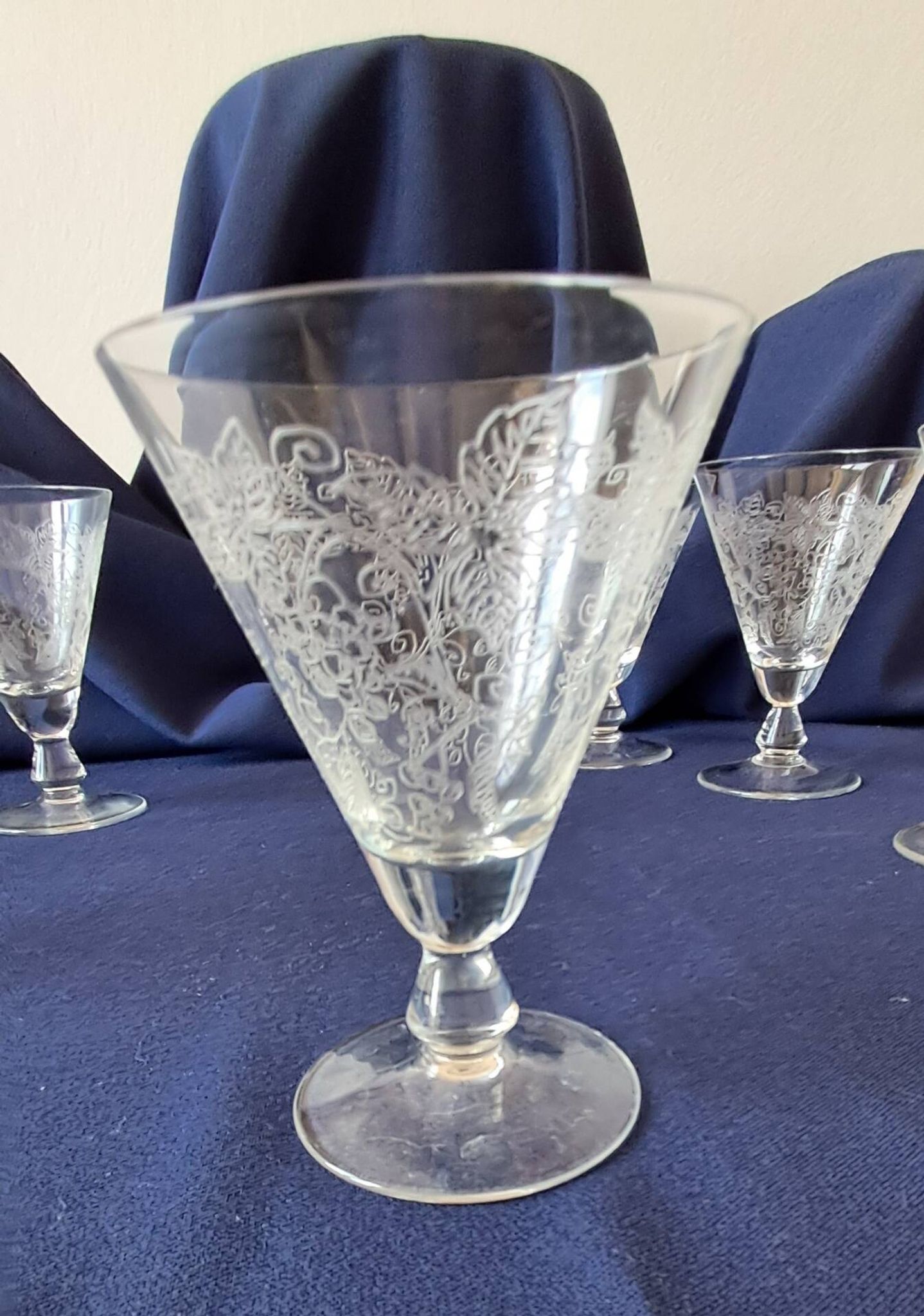 6 small stemmed glasses in the shape of a chalice, engraved decoration. Art Deco period.