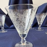 6 small stemmed glasses in the shape of a chalice, engraved decoration. Art Deco period.