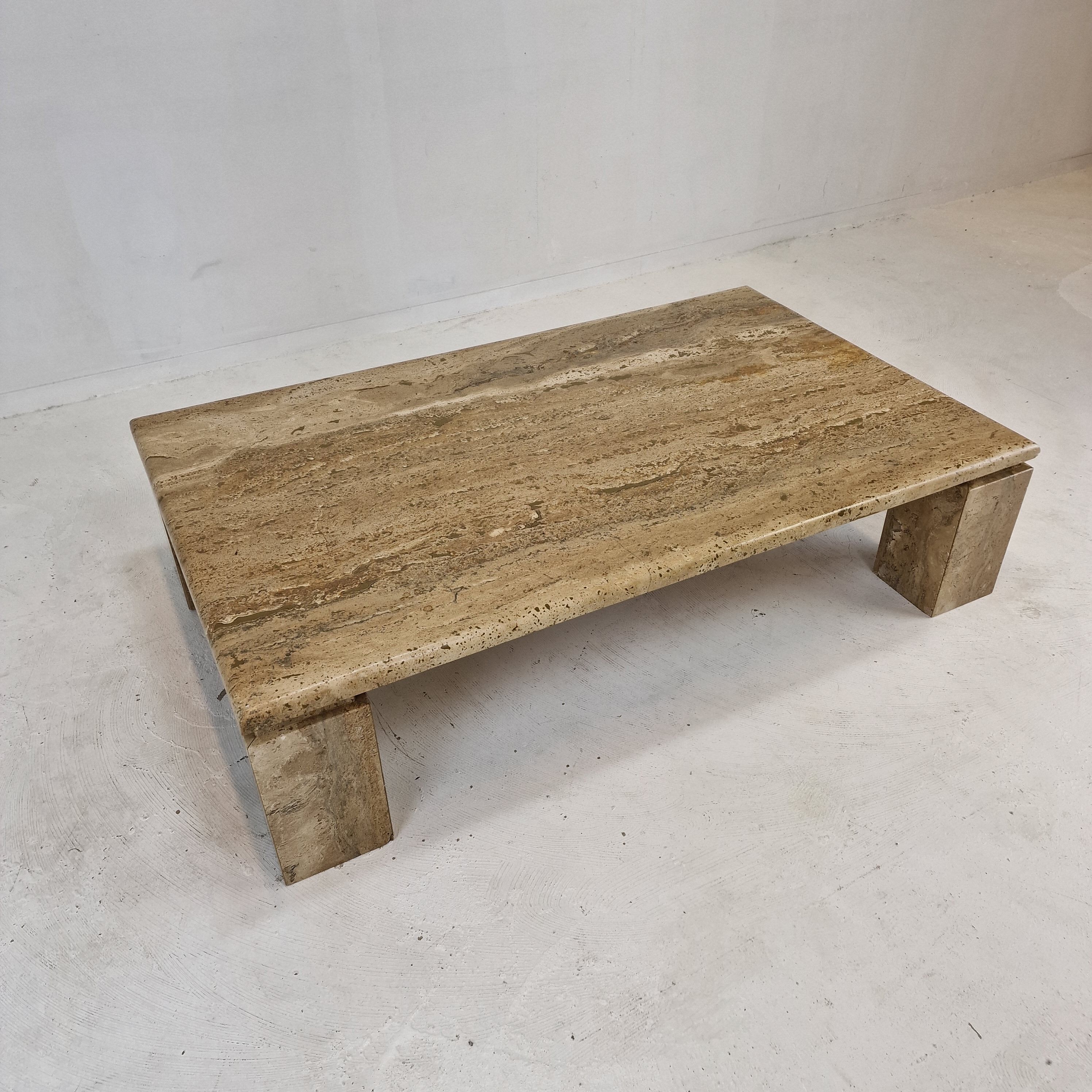 Table basse italienne en travertin, années 1980