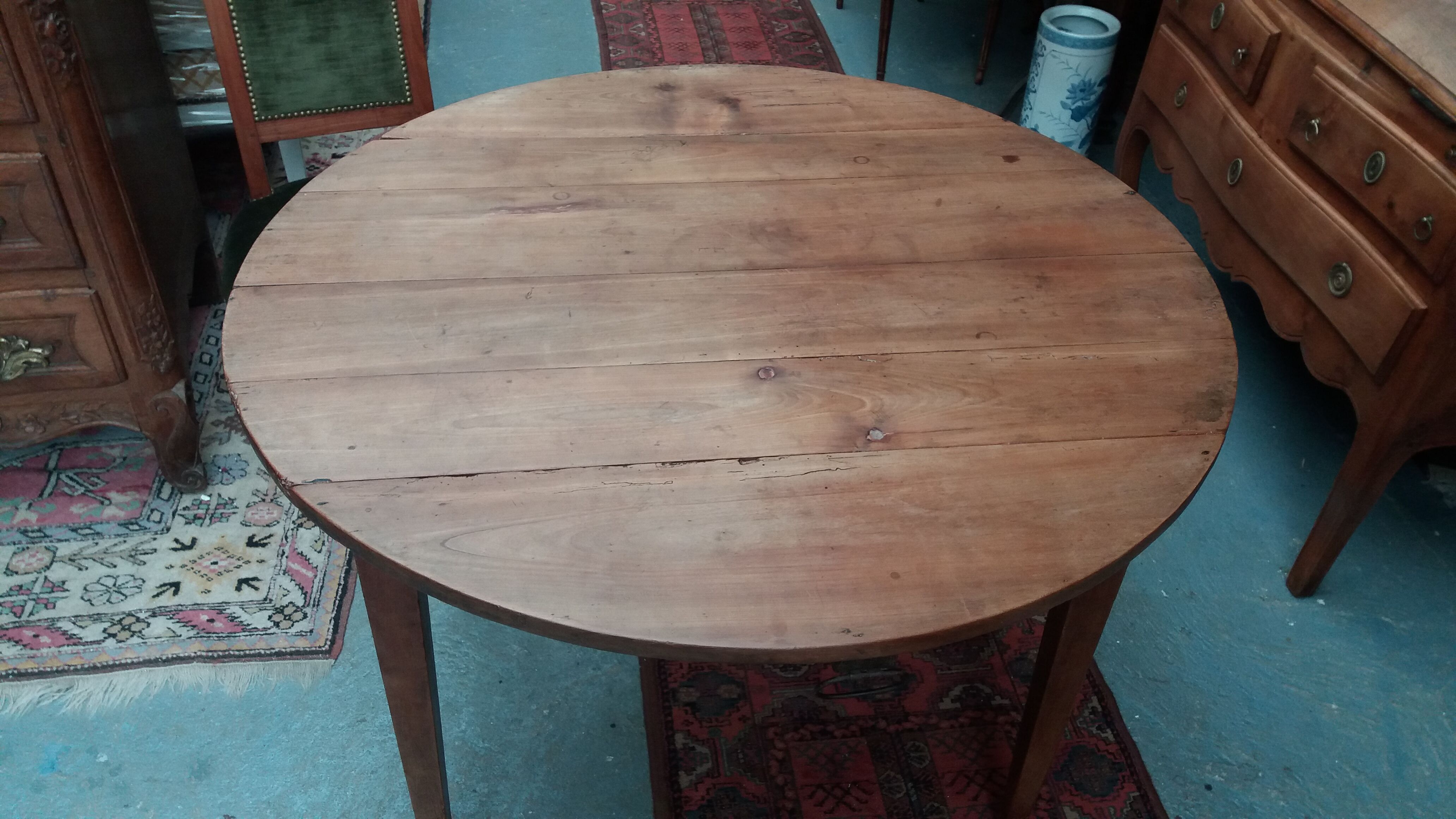 Louis Philippe round table