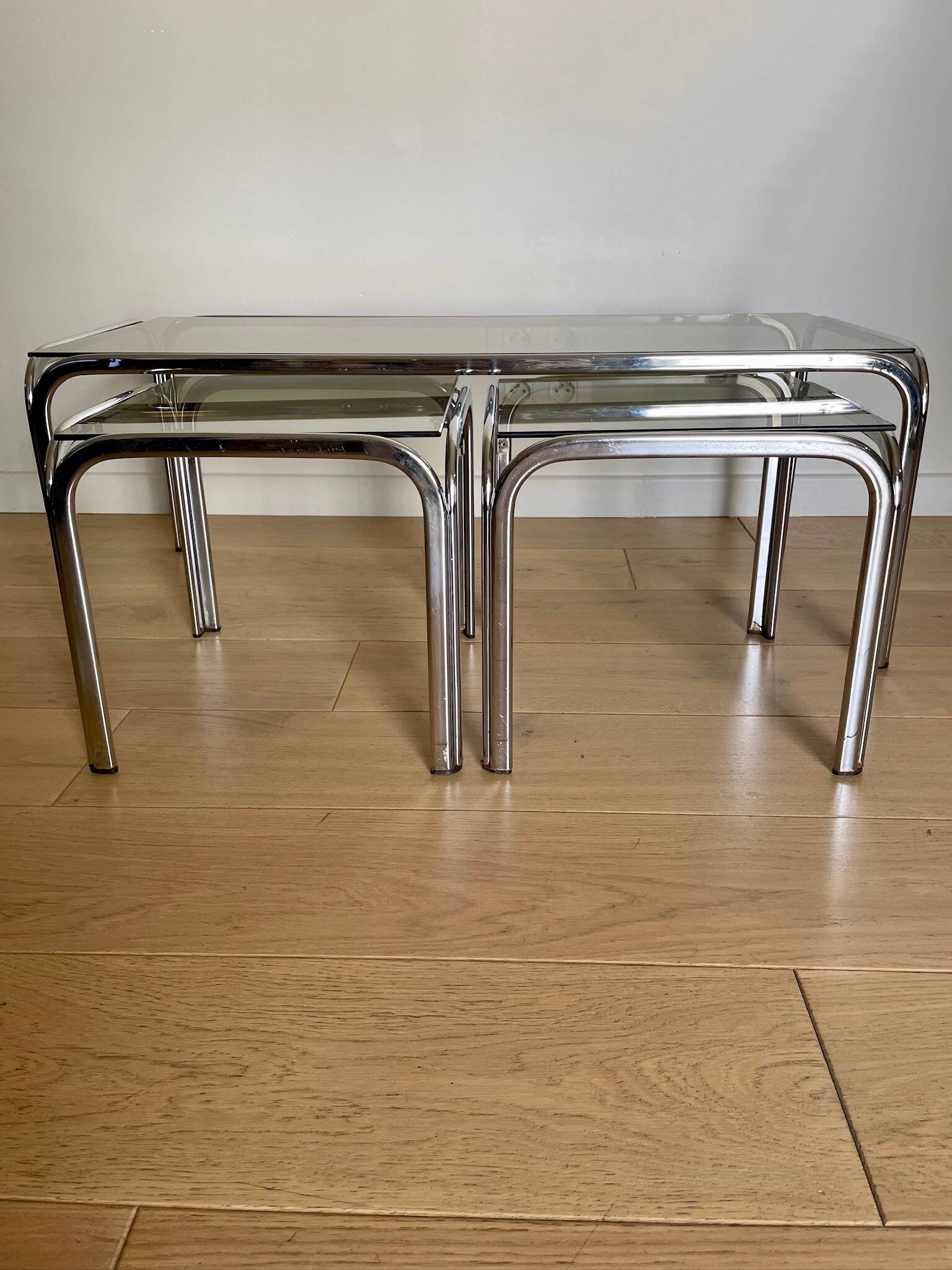 Table basse et tables d’appoint, chrome et verre fumé