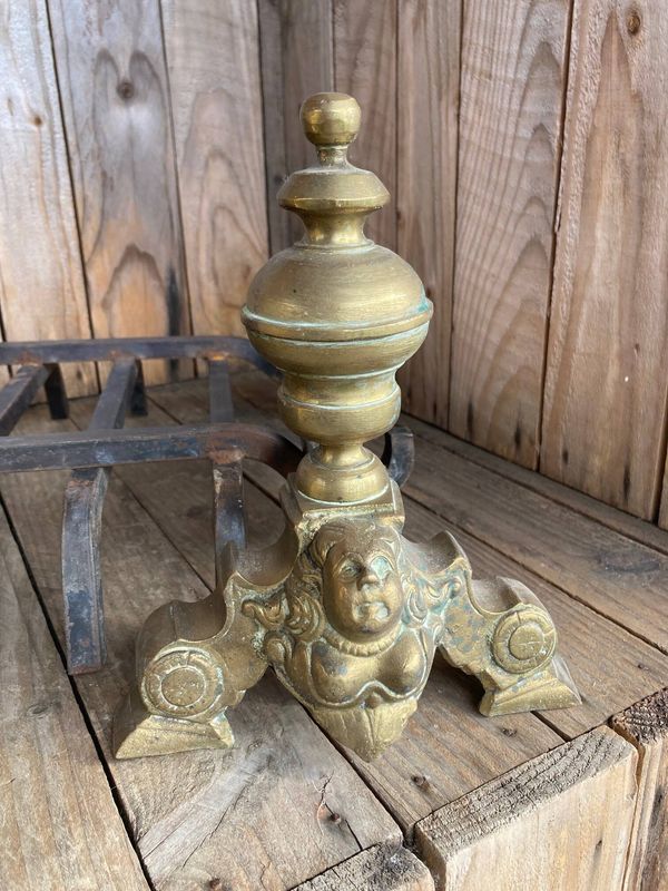 Paire de chenets + grille en fonte et en bronze marmousets doré époque XVII