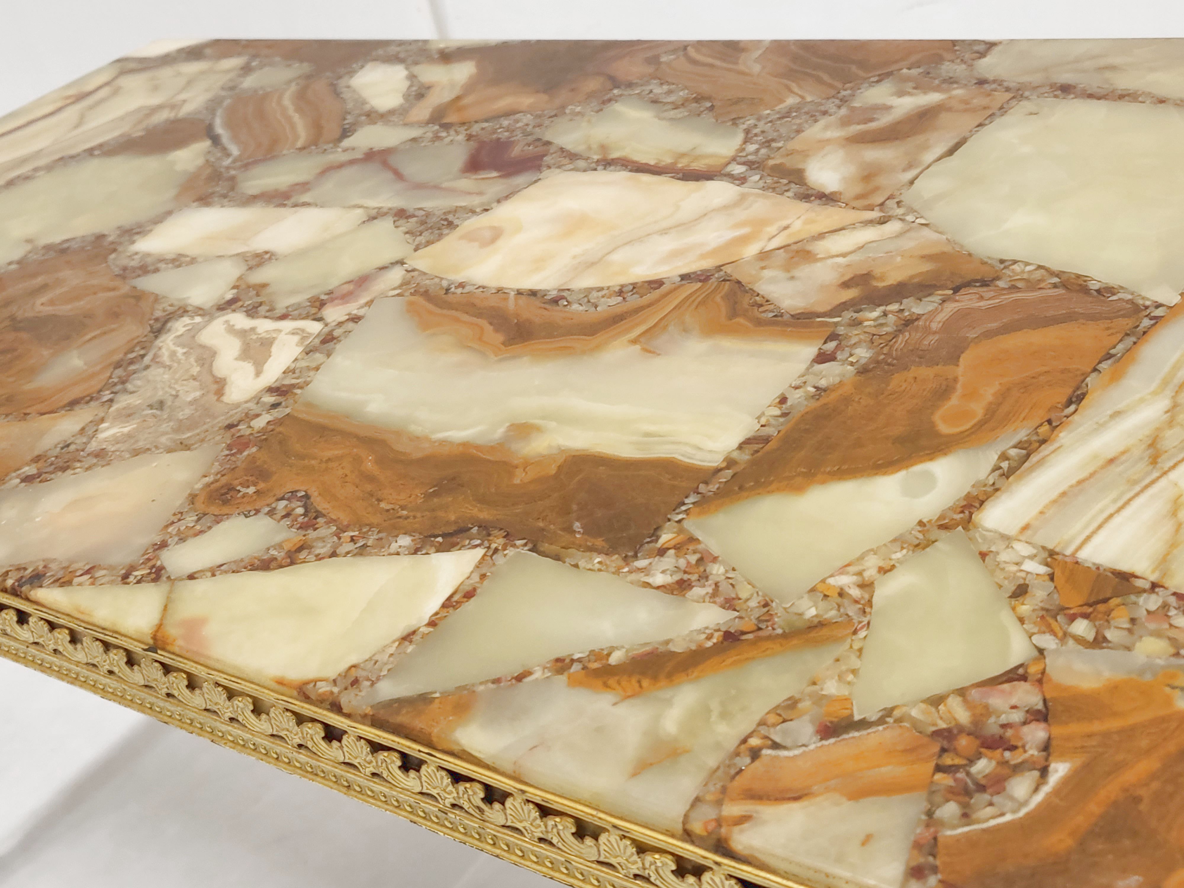 Table basse néo-classique en onyx et laiton 1970