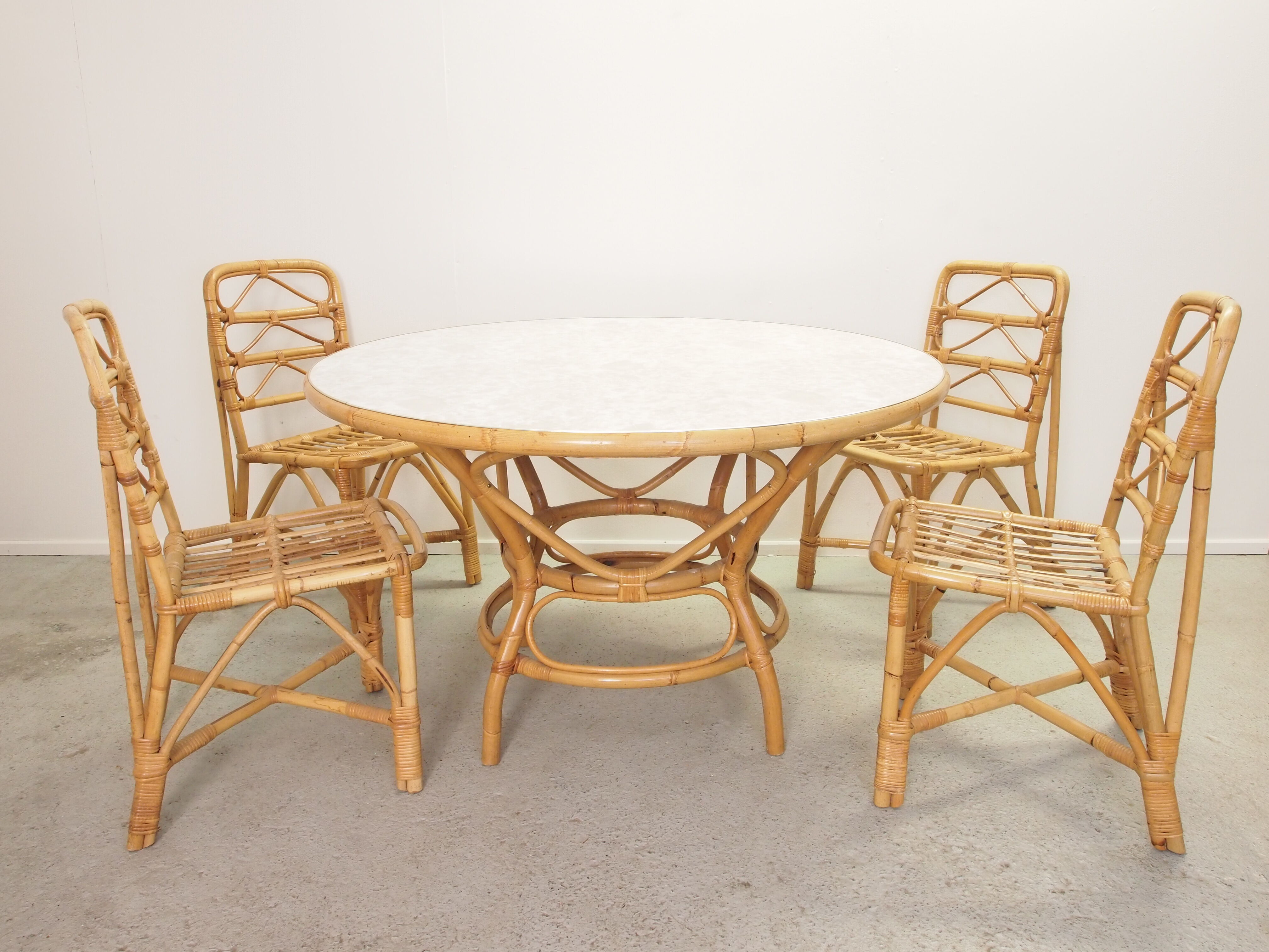 Vintage mid century dutch design rattan round table by Rohe