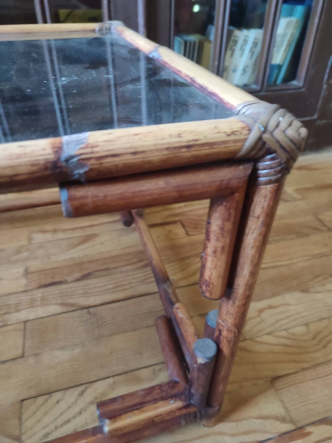 Table basse en rotin foncé