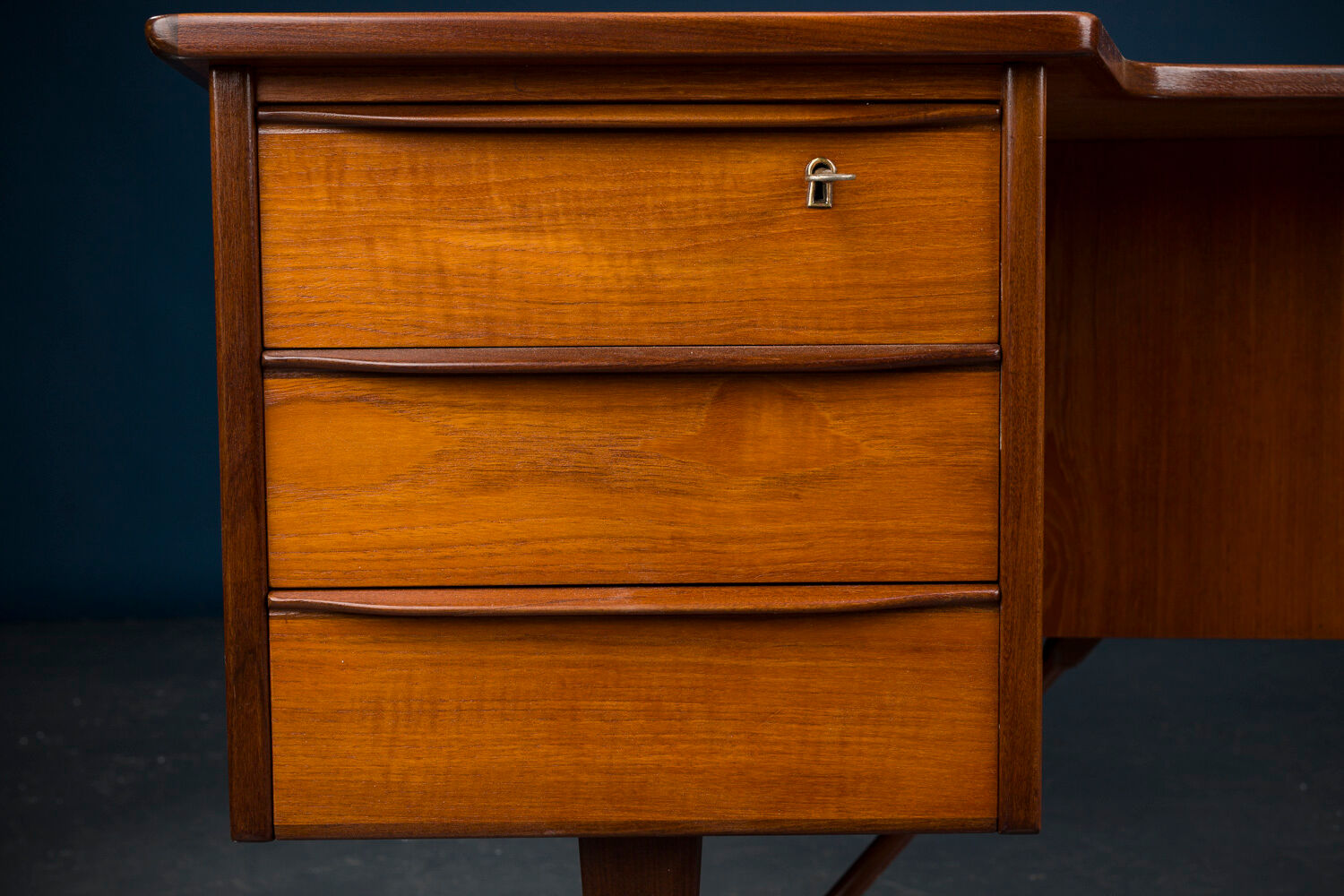 Bureau vintage scandinave danois en teck Boomerang, Peter Løvig Nielsen, 1950