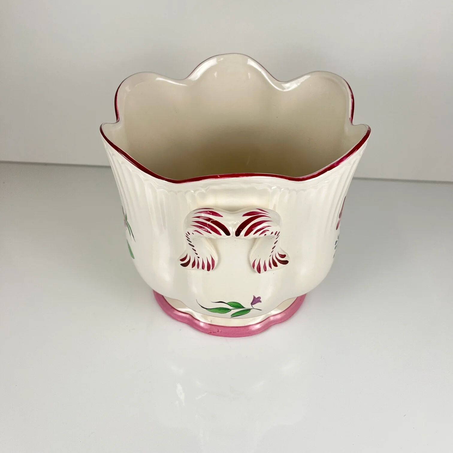 Large cache pot KG Lunéville, model "Street Lamp", rose pattern.