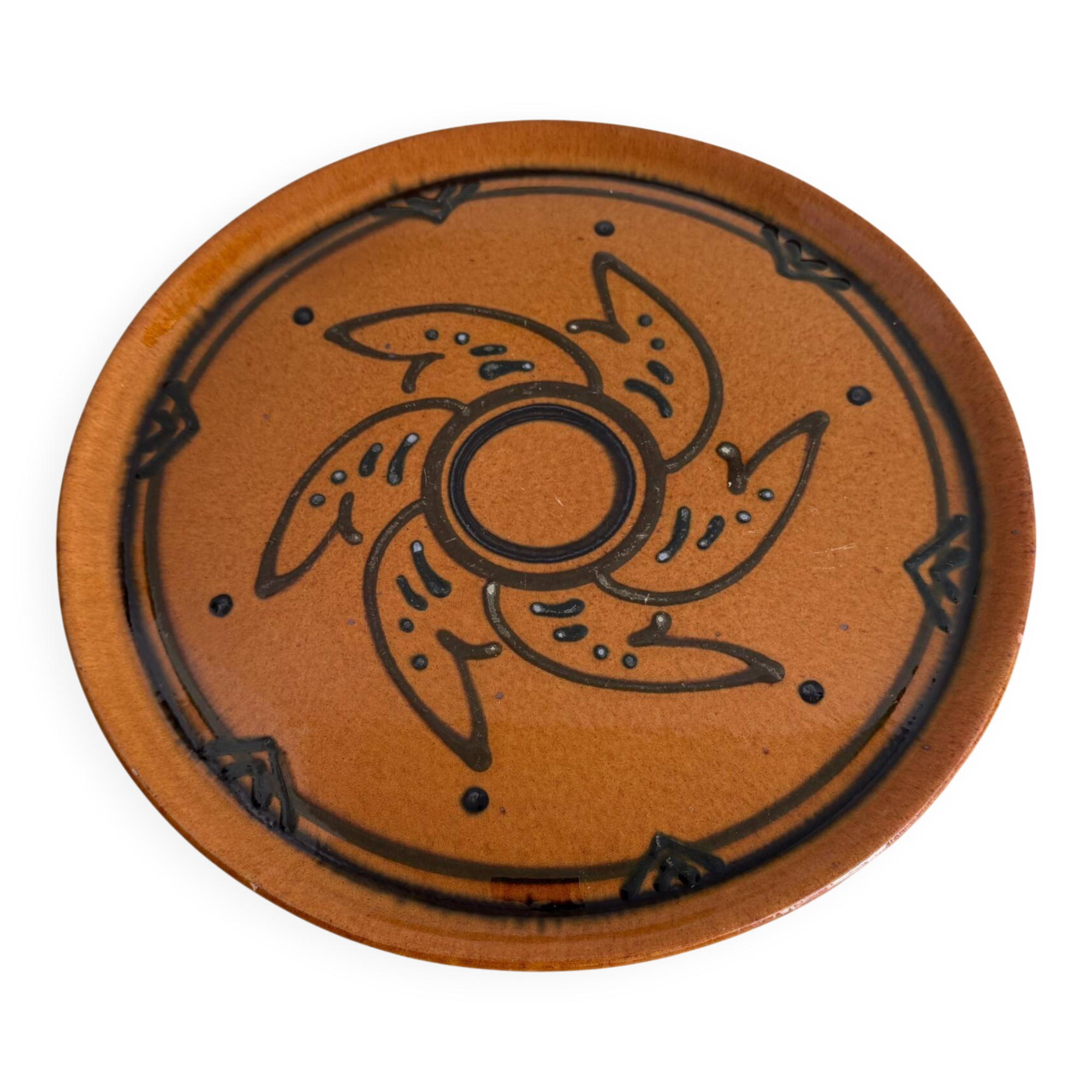 Plat rond en terre vernissée à décor stylisé par Biot, XXe s.